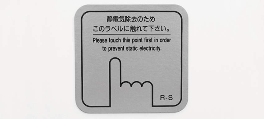 【画像はイメージです】【納期について】発送日が配送予定を超える場合は、別途メールや問合せフォームにてご相談いたします。★数量・大口割引も受付中！お問い合わせください。 ■静電気除去シート M 粘着式の特長 金属面に貼った静電気除去シートに触...
