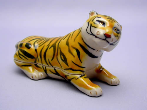 【龍豊窯より直送】この商品は龍豊窯より発送いたします。龍豊窯から発送する商品は同梱でお届けできます。龍豊窯以外の出荷元から発送する商品は別送料になります。送料は自動計算できない場合がございますので、後ほど、訂正してお知らせいたします。【木箱入】たて4cm×横8.5cm×高さ4cm龍豊窯　石田滋圭2010年干支寅　虎王　香合