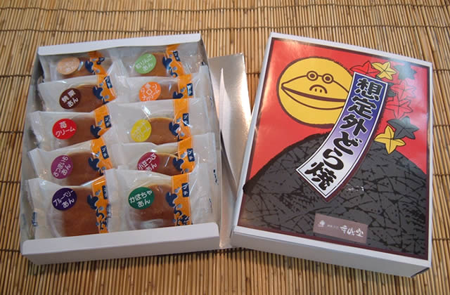 ギフト対応【幸成堂より直送】 幸成堂の商品以外とは同梱できませんので、別途、送料が必要となります。送料は自動計算できない場合がございます。送料が変更になる場合は、メールでご連絡させていただきます。想定外どら焼きは、その名のとおり遊びがいっぱいです！まず、どら焼きの大きさはお子様や女性向きに少し小振りの直径6センチ　 中身は●小豆粒餡●さつまいも餡●焼き栗餡●ブルーベリー餡●カボチャ餡●青りんご餡●アーモンド餡●カスタードクリーム●メロンクリーム●イチゴクリームと、10種類も！！ 想定外の大きさと味をお楽しみください！◆ご注文の際にお好みの種類の個数をお申し付けください。特にご指定がない場合は10種類でお届けします。 原材料名 ●カスタードクリーム 卵、砂糖、小麦粉、水飴、膨張剤、酸味料、乳化剤、植物油脂塩、脱脂粉乳、増粘多糖類、香料、調味料 ●苺クリーム卵、砂糖、小麦粉、水飴、膨張剤、酸味料、乳化剤、ヤシ油、苺、植物油、増粘多糖類、香料、調味料 ●ブルーベリー餡 卵、砂糖、小麦粉、水飴、膨張剤、酸味料、乳化剤、ブルーベリー、ソルビット、増粘多糖類、香料、Ca、酸味料 ●カボチャ餡 卵、砂糖、小麦粉、水飴、膨張剤、えびすカボチャ、手亡豆 ●サツマイモ餡 卵、砂糖、小麦粉、水飴、膨張剤、サツマイモ、乳化剤、増粘多糖類、手亡豆、牛乳 ●メロンクリーム卵、砂糖、小麦粉、水飴、膨張剤、酸味料、乳化剤、塩、香料、増粘多糖類、メロン、脱脂粉乳、植物油脂 ●焼き栗餡 卵、砂糖、小麦粉、水飴、膨張剤、栗、手亡豆 ●小豆つぶ餡 卵、砂糖、小麦粉、水飴、膨張剤、小豆 ●アーモンド餡 卵、砂糖、小麦粉、水飴、膨張剤、手亡、アーモンド　 ●リンゴ餡 卵、砂糖、小麦粉、水飴、膨張剤、酸味料、乳酸Ca、リンゴ 消費期限 製造日より1週間