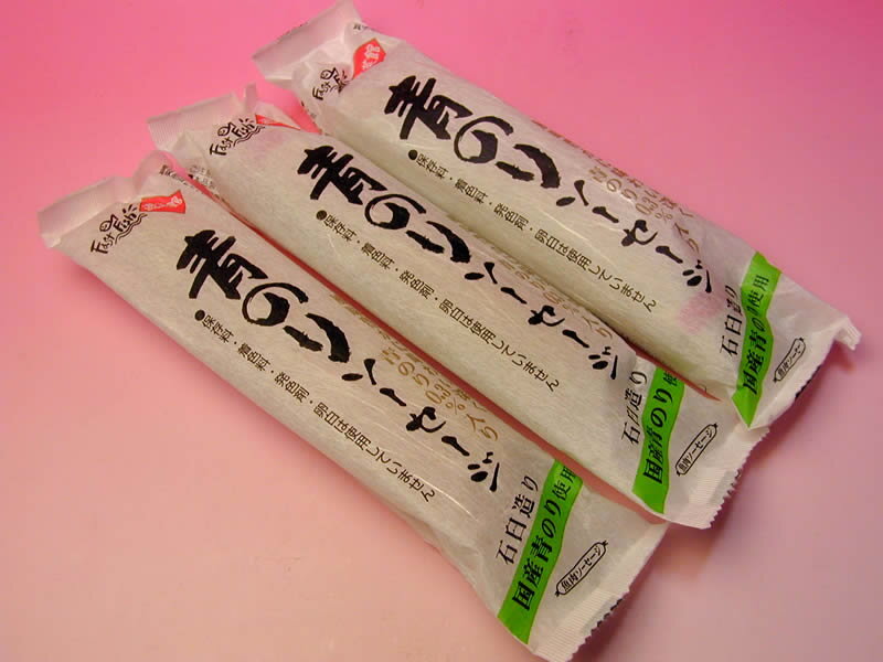 【送料無料】●ギフト包装、お熨斗の対応はできません。何卒、ご了解ください。●代金引換のお取り扱いはできません。システムの関係で、ご注文の際には代金引換をお選び頂けますが、その場合は、別途、お支払方法ご変更のご案内をお願いいたしますので、お届けが遅れる場合がございます。何卒、ご了解ください。国産の天然の川海苔をたっぷり使った魚肉ソーセージです。冷凍タラを使った蛋白な味の魚肉ソーセージが一般的ですが、西南開発の魚肉ソーセージは魚本来の旨さがある美味しいソーセージです。JASの規格では、魚肉ソーセージは、使われる魚肉の重量が、原材料に占める重量の50%以上のものとされています。一般的な魚肉ソーセージと言われているものの多くは、魚肉の重量が原材料の重量に占める割合が50%未満で魚肉ソーセージと言えず、混合ソーセージとか、単にソーセージと呼んでいます。西南開発の魚肉ソーセージは、本当の魚肉ソーセージで本来的にお魚の美味しさを持っています。国産の天然川海苔をたっぷり使っていますので、香ばしいです。スライスしてもそこかしこに青のりが入っています。スパイスを控えめにし、青のりの香りが引き立つようにしました。ソテーすると、青のりが香ばしく香り一層美味しく召し上がれます保存料、着色料、発色剤、卵白は使用していないこだわりの一品です。 名称 魚肉フィッシュソーセージ 品名 愛媛八幡浜 西南開発　遊菜館 青のりのソーセージ80g 100本入り 原材料 魚肉（いとより、タラ）、でん粉、豚脂肪、砂糖、食塩、魚肉エキス、青のり、香辛料、調味料（アミノ酸等）、炭酸カルシウム、レシチン（原材料の一部に大豆を含む） 特定原材料 豚肉、大豆 保存方法 直射日光を避けて常温で保存してください。開封後はラップに包んで冷蔵庫で保存し、お早めにお召し上がり下さい。 賞味期限 製造日を含み150日 数量 80g×100本（20本入り5箱） 特色 たっぷりと青のりを使用し、スライスしてもそこかしこに青のりが入っています。スパイスを控えめにし、青のりの香りが引き立つようにしました。ソテーすると、青のりが香ばしく香り一層美味しく召し上がれます。 注意事項 ※開封後はお早めにお召し上がりください。 製造者 西南開発株式会社愛媛八幡浜 西南開発西南開発は愛媛県八幡浜市にあります。西南開発は昭和26年（1951年）に、日本で最初に魚肉ソーセージを作りました。魚肉ソーセージは、スーパーで売られている様なお手軽な商品と思われますが、西南開発が初めて開発した魚肉ソーセージは愛媛の国産真アジを使った、美味しいソーセージでした。昭和40年代になり、外国産の安い冷凍タラを原料とする後発の大手メーカーさんの魚肉ソーセージが流通網に乗り、淡白な味の魚肉ソーセージの味が一般的になりました。西南開発は日本で最初に魚肉ソーセージを開発したメーカーの自負から、お魚の本来の旨味がある美味しいソーセージを皆様にお届けしたいと思いました。それで、開発当時の昔ながらの石臼・杵を使い、国産真アジを使った本当に美味しい、元祖魚肉ソーセージを作って皆様にお届けしました。その後、イワシ、マグロ、青海苔、みかん、柚子の魚肉ソーセージを考案して皆様にお届けしていますが、全ての魚肉ソーセージで魚肉の配合量が多いので、お魚の旨味が出た美味しいソーセージになっています。魚肉ソーセージはヘルシーな食品です。低カロリー、低脂肪、高蛋白質でリノール酸、α-リノレン酸、DHA,、EPAを含んだ健康食品である魚肉ソーセージを、皆さんにもっと召し上がって頂きたいと思っています。西南開発の魚肉ソーセージの6つの特徴1、魚肉ソーセージの元祖！西南開発は1951年日本で初めて魚肉ソーセージを製造販売しました。2、昔ながらの石臼を使って良質の魚肉を丁寧に加工！西南開発はいまでも昔ながらの石臼を使い、良質の魚肉で丹精込めて丁寧に魚肉ソーセージを作っております。3、保存料、合成着色料、発色剤も不使用なのでお子様にも安心！西南開発の魚肉ソーセージは保存料、合成着色料、発色剤を使用していませんので、お子様に安心して食べていただけます。4、常温で150日間保存可能西南開発の魚肉ソーセージは保存料を使わずレトルト加工技術で、製造から150日間常温保存ができます。※冷蔵庫で保管しなくても大丈夫です。5、健康によし！ダイエットによし！健康に、ダイエットに、1日1本、西南開発の魚肉ソーセージをご賞味ください。6、栄養価が高くてコンパクトなスーパーフード！栄養価が高く、コンパクトでタフなスーパーフード。西南魚肉ソーセージを遠足、ハイキング、レジャーの友に。