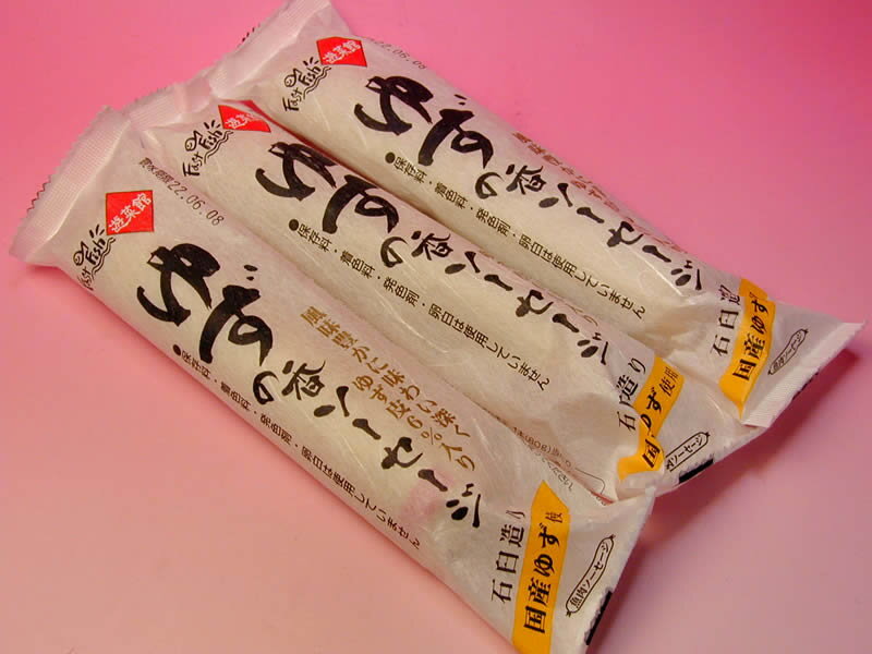 【送料無料】●ギフト包装、お熨斗の対応はできません。何卒、ご了解ください。●代金引換のお取り扱いはできません。システムの関係で、ご注文の際には代金引換をお選び頂けますが、その場合は、別途、お支払方法ご変更のご案内をお願いいたしますので、お届けが遅れる場合がございます。何卒、ご了解ください。国産ゆずの果皮と白身魚使った魚肉ソーセージです。冷凍タラを使った蛋白な味の魚肉ソーセージが一般的ですが、西南開発の魚肉ソーセージは魚本来の旨さがある美味しいソーセージです。JASの規格では、魚肉ソーセージは、使われる魚肉の重量が、原材料に占める重量の50%以上のものとされています。一般的な魚肉ソーセージと言われているものの多くは、魚肉の重量が原材料の重量に占める割合が50%未満で魚肉ソーセージと言えず、混合ソーセージとか、単にソーセージと呼んでいます。西南開発の魚肉ソーセージは、本当の魚肉ソーセージで本来的にお魚の美味しさを持っています。柚子は和食の料理では、香り付けや酸味のある味わいで、しばしば使われています。白身魚をベースにして、国産の柚子果皮を使用しますと上品なソーセージが出来上がりました。スライスしますと、柚子の皮が散りばめられて、フルーツキャンディみたいできれいです！ 名称 魚肉フィッシュソーセージ 品名 愛媛八幡浜 西南開発　遊菜館 ゆずの香ソーセージ80g 60本入り 原材料 魚肉（いとより、タラ）、でん粉、ゆず皮、豚脂肪、砂糖、食塩、魚肉エキス、香辛料、調味料（アミノ酸等）、炭酸カルシウム、レシチン（原材料に一部に大豆を含む） 特定原材料 豚肉、大豆 特色 国産ゆずを使用しています。保存料、着色料、発色剤、卵白は使用していません。 保存方法 直射日光を避けて常温で保存してください。開封後はラップに包んで冷蔵庫で保存し、お早めにお召し上がり下さい。 賞味期限 製造日を含み150日 数量 80g×60本（20本入り3箱） 注意事項 ※開封後はお早めにお召し上がりください。 製造者 西南開発株式会社愛媛八幡浜 西南開発西南開発は愛媛県八幡浜市にあります。西南開発は昭和26年（1951年）に、日本で最初に魚肉ソーセージを作りました。魚肉ソーセージは、スーパーで売られている様なお手軽な商品と思われますが、西南開発が初めて開発した魚肉ソーセージは愛媛の国産真アジを使った、美味しいソーセージでした。昭和40年代になり、外国産の安い冷凍タラを原料とする後発の大手メーカーさんの魚肉ソーセージが流通網に乗り、淡白な味の魚肉ソーセージの味が一般的になりました。西南開発は日本で最初に魚肉ソーセージを開発したメーカーの自負から、お魚の本来の旨味がある美味しいソーセージを皆様にお届けしたいと思いました。それで、開発当時の昔ながらの石臼・杵を使い、国産真アジを使った本当に美味しい、元祖魚肉ソーセージを作って皆様にお届けしました。その後、イワシ、マグロ、青海苔、みかん、柚子の魚肉ソーセージを考案して皆様にお届けしていますが、全ての魚肉ソーセージで魚肉の配合量が多いので、お魚の旨味が出た美味しいソーセージになっています。魚肉ソーセージはヘルシーな食品です。低カロリー、低脂肪、高蛋白質でリノール酸、α-リノレン酸、DHA,、EPAを含んだ健康食品である魚肉ソーセージを、皆さんにもっと召し上がって頂きたいと思っています。西南開発の魚肉ソーセージの6つの特徴1、魚肉ソーセージの元祖！西南開発は1951年日本で初めて魚肉ソーセージを製造販売しました。2、昔ながらの石臼を使って良質の魚肉を丁寧に加工！西南開発はいまでも昔ながらの石臼を使い、良質の魚肉で丹精込めて丁寧に魚肉ソーセージを作っております。3、保存料、合成着色料、発色剤も不使用なのでお子様にも安心！西南開発の魚肉ソーセージは保存料、合成着色料、発色剤を使用していませんので、お子様に安心して食べていただけます。4、常温で150日間保存可能西南開発の魚肉ソーセージは保存料を使わずレトルト加工技術で、製造から150日間常温保存ができます。※冷蔵庫で保管しなくても大丈夫です。5、健康によし！ダイエットによし！健康に、ダイエットに、1日1本、西南開発の魚肉ソーセージをご賞味ください。6、栄養価が高くてコンパクトなスーパーフード！栄養価が高く、コンパクトでタフなスーパーフード。西南魚肉ソーセージを遠足、ハイキング、レジャーの友に。