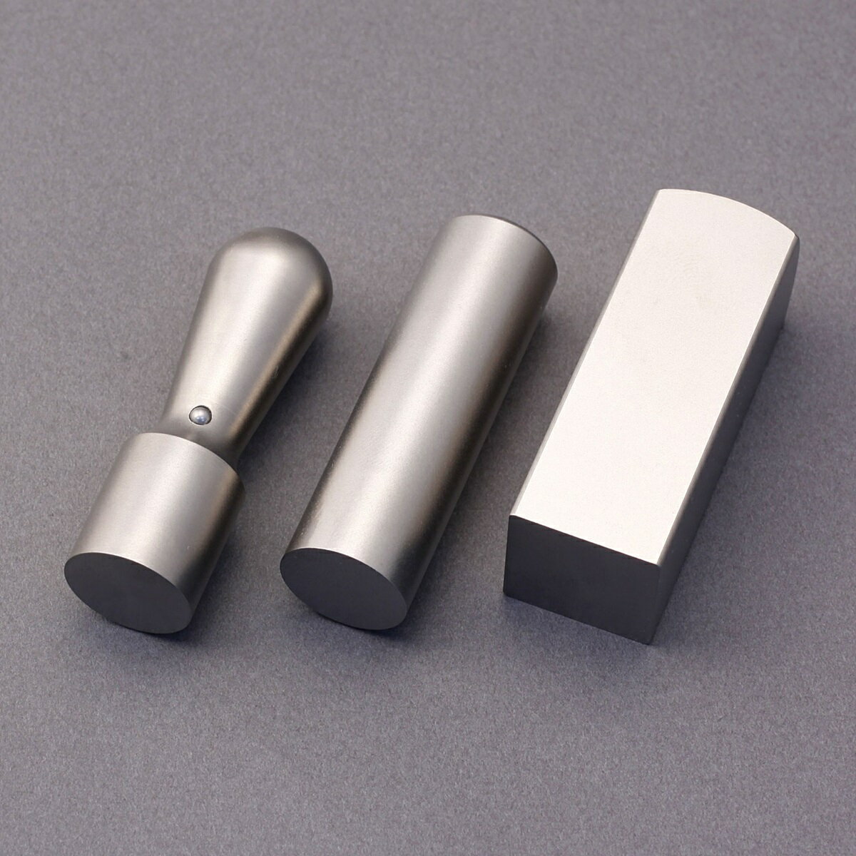 法人印鑑セット/法人 実印 付/法人印鑑 3本セット/シルバーブラストチタン/代表印・法人銀行印・角印・3本SSMセット(丸天丸16.5mm-丸寸胴16.5mm-角寸胴21mm)/印鑑10年保証付/デザイナーの印影をレーザー彫刻で美しく彫るチタン印鑑