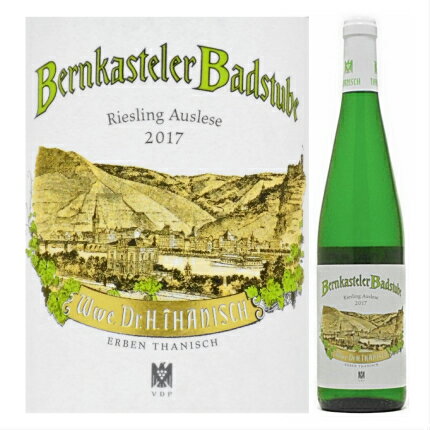 ターニッシュ博士家は、 1636年にベルンカステル村に その名が記録されていて、1800年には 「村一番の卓越した品質のワイン生産者」と 記述されています。 ベルンカステル村の由緒ある葡萄園で、「ベルンカステラー・ドクトール」の畑は特に有名です。 その名前の由来は・・・ トリアーの司教であったベームント2世が、 1350年代に思い病気にかかり医者もお手上げ状態。 一人の農夫がこの畑のワインを飲ませたところ 司教はすっかり元気を取り戻し、そのお礼に この畑にドクターの名前を冠するのを許した、 という伝説によります。 19世紀に亡くなった当主の妻カタリーナが名を世間に知らしめて以降、現当主のソフィアにいたるまで、女性ならではの感性を活かしたワインづくりの伝統が引き継がれます。 銘壌ドクトール(医者)畑の最大所有者。 ドクトールの畑に程近く、バッドステューベ（風呂桶の意味）の畑はわずかに傾斜が緩く、西向きの畑のため、日照量が多くなります。 上品なリースリング種の香り、果実味豊かな甘味といきいきとした酸味のバランスがよく、優雅でエレガントな味わいです。 ◆産地：ドイツ．モーゼル地方 ◆年号：［2018］年 * ヴィンテージ(年号)は商品画像と異なります。 ◆生産者： ターニッシュ博士家 ◆格付け： AUS（アウスレーゼ） ◆葡萄品種：リースリング ◆甘辛度：やや甘口 ◆容量： 750ml VDP　とは・・・・・【ファウデーペー】Verband Deutscher Pradikats und Qualitatsweinguter【ドイツ高品質ワイン醸造家協会】の略で、ドイツワインの主導的役割を果たしている一流の生産者の協会です。この協会に加盟するには、自発的に収量を制限しているかどうか、糖度の高い葡萄果汁かどうか、最高の畑と醸造所を維持する努力をしているかどうかなどの厳しい規格審査を受けなければなりません。加盟メンバーのワインのキャップシールまたはラベルには、左の『黒い鷲（わし）』のマークが付いていますので、このマークを見つけたら、信頼のおける醸造所のワインである証しと言えます。現在VDPには200を少し越える醸造所が加盟しています。　　　　