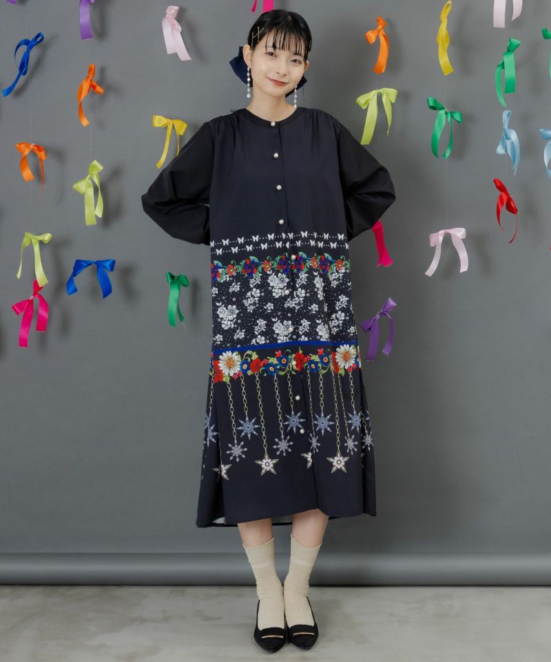 is scolar イズスカラー 553293：冬のオーナメント×花柄 前開きワンピース