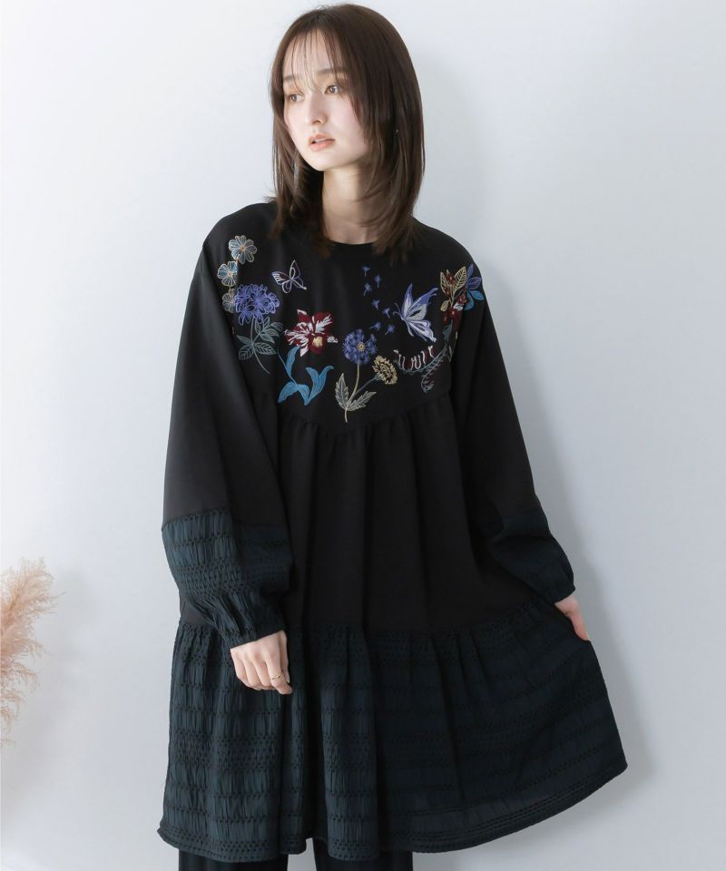 is scolar イズスカラー 561207：花蝶刺繍シャーリング生地ティアード風ワンピース