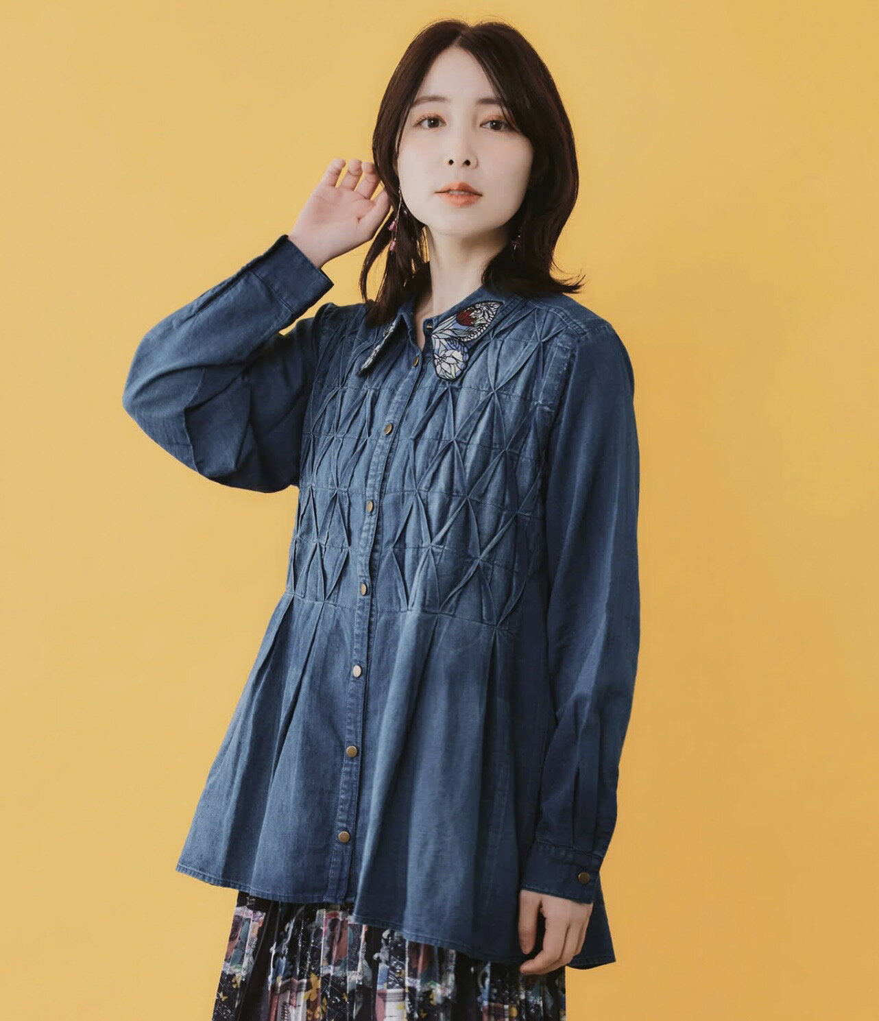 Rakuten - is scolar イズスカラー 562220：蝶襟刺繍 スモッキングデニムシャツ