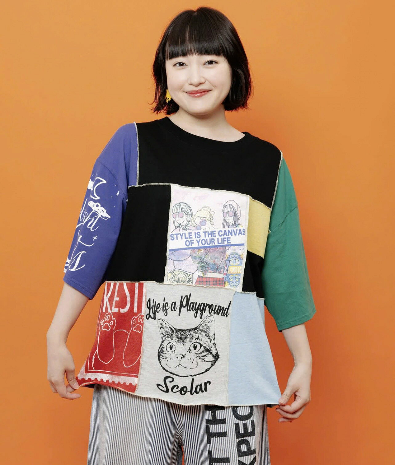 ＊商品詳細＊ 商品名 scolar スカラー　162732：配色パッチワーク風切替Tシャツ 定価￥8,690 ＋　ScoLar 商品　＋ 【一枚で主役級のこなれ感を演出できる、切り替え配色Tシャツ！】 ・さまざまなプリント生地を繋ぎ合わせたこだわりTシャツ ・クラフト感あふれるパッチワーク風の切り替えデザイン ・オーバーロックで仕上げた生地のつなぎ目がオシャレなアクセント ・部分によって糸の色を変えているのもデザイナーこだわりポイント◎ ・デニムはもちろん、柄スカートと合わせたカジュアルコーデもオススメ ーーーーー 裏地：なし 透け感：やや透け感あり 生地の厚さ：普通 生地感：やわらかめ 伸縮性：あり ポケット：なし ーーーーー サイズ 総丈 身幅 肩幅 袖丈 重さ oneサイズ 約67cm 約58.5cm 約55.5cm 約26cm 約220g 素材 本体：綿100% リブ部分：綿95%・ポリウレタン5% 別布部分：綿94%・ポリウレタン6% 原産国 中国 サイズ 素材 カラー 注意 ※サイズは実寸になります。 メジャーによる計測を行っておりますが、若干の誤差がございますこと、ご了承下さいませ。 ※商品撮影の際にインナー等コーディネート例として使用いたしますが、タイトル名、サイズ記載のないものは商品ではございませんのでお間違えのないようお願い致します。 ※ 商品そのものの色を表現できるよう努力しておりますが、ご覧になられるモニターの環境や設定などで、実際の色そのものとは若干違う場合がございます。 ご不安な場合はお気軽にお問い合わせください。 商品についてご不明な点等がございましたらご注文前にお気軽にお問合せ下さい。