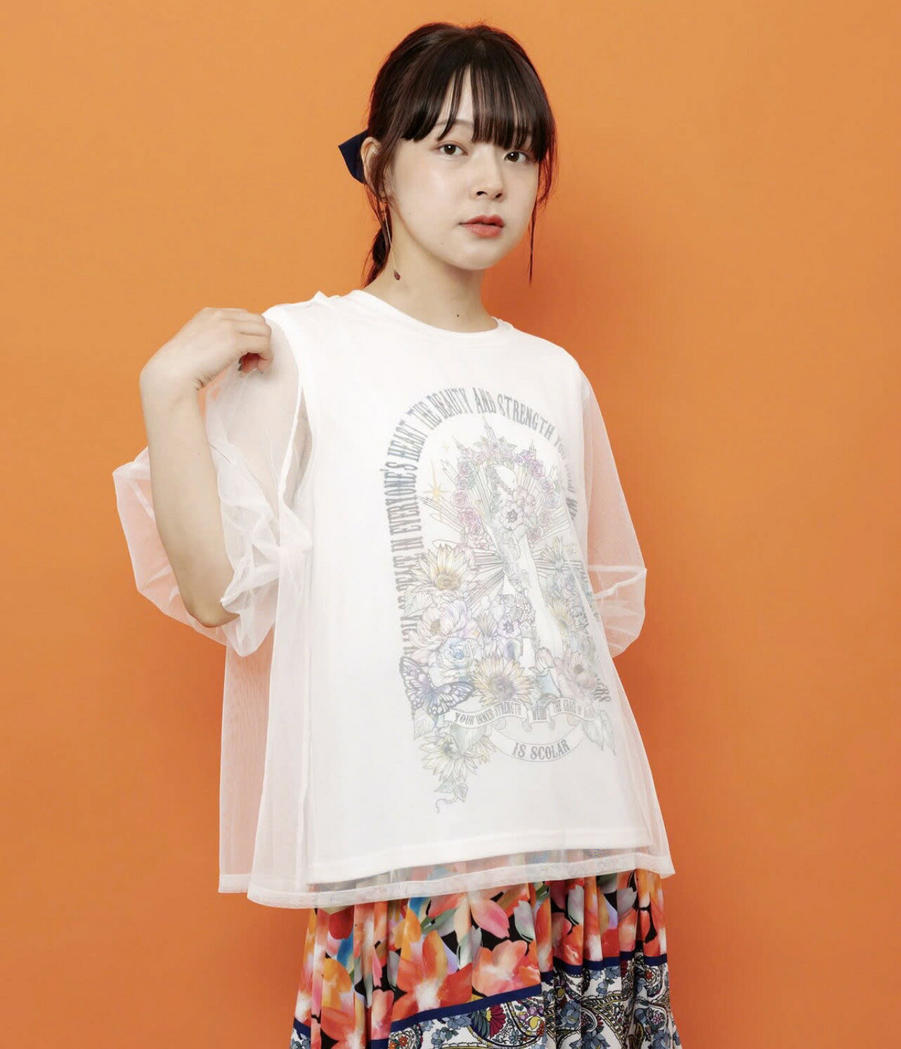 ＊商品詳細＊ 商品名 isscolar イズスカラー　562266：チュール＆彫像柄タンク SETトップス 定価￥7,590 ＋　iS ScoLar商品　＋ 【着こなし広がる3WAYレイヤードトップス】 ・ノースリーブトップス＆チュールトップスがセットになったセットアイテム ・ノースリーブには彫像柄プリントをあしらい、上品でクラシカルな雰囲気に仕上げました ・セットでのレイヤードスタイルはもちろん、ノースリーブ単体でも着用可能◎ ・チュールトップスは他のインナーやTシャツに重ねてさまざまなコーデを楽しめます ・3WAYで着こなしの幅が広がる、毎日のスタイリングに活躍する一着 ーーーーー 裏地：なし 透け感：（内着）やや透け感あり・（外着）透け感あり 生地の厚さ：普通 生地感：やわらかめ 伸縮性：ややあり ポケット：なし ーーーーー ※ SET ※ チュール使用 サイズ 総丈 身幅 肩幅 袖丈 チュールトップス 約62cm 約58.5cm 約31cm 約32cm タンクトップ 約60cm 約50cm 約31.5cm 約-cm 重さ 約180g 素材 外着：ポリエステル100% 内着：ポリエステル60%・綿35%・ポリウレタン5% 原産国 中国 サイズ 素材 カラー 注意 ※サイズは実寸になります。 メジャーによる計測を行っておりますが、若干の誤差がございますこと、ご了承下さいませ。 ※商品撮影の際にインナー等コーディネート例として使用いたしますが、タイトル名、サイズ記載のないものは商品ではございませんのでお間違えのないようお願い致します。 ※ 商品そのものの色を表現できるよう努力しておりますが、ご覧になられるモニターの環境や設定などで、実際の色そのものとは若干違う場合がございます。 ご不安な場合はお気軽にお問い合わせください。 商品についてご不明な点等がございましたらご注文前にお気軽にお問合せ下さい。