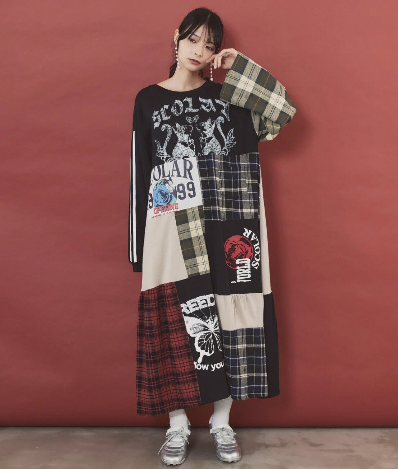 ＊商品詳細＊ 商品名 scolar スカラー　163701：ロゴ×チェック パッチワーク風アシメワンピース 定価￥ 12,980 ＋　ScoLar 商品　＋ 【人気モチーフをぎゅっと集めた、アシンメトリーなパッチワーク風ワンピース】 ・ネコや惑星、蝶々など、人気モチーフにチェック柄を組み合わせたパッチワーク風ワンピース ・さまざまなサイズや柄の生地を組み合わせ、まるでハンドメイドのようなクラフト感あふれる仕上がり ・あえて柄やパーツをバラバラに繋ぎ合わせることで、どこから見ても楽しめるデザインに！ ・左右で袖の長さが違うアシンメトリーさもポイント ・足元には柄レギンスやブーツを合わせていただくのもオススメ♪ ・スカラーらしい個性と遊び心がたっぷり味わえる主役級ワンピースです ーーーーー 裏地：なし 透け感：やや透け感あり 生地の厚さ：普通 生地感：やわらかめ 伸縮性：ややあり ポケット：なし ーーーーー サイズ サイズ 総丈 身幅 肩幅 袖丈（右） 袖丈（左） 重さ oneサイズ 約120cm 約55.5cm 約54.5cm 約50.5cm 約44cm 約540g 素材 本体：綿100% 別布：ポリエステル65%・綿35% 原産国 中国 サイズ 素材 カラー 注意 ※サイズは実寸になります。 メジャーによる計測を行っておりますが、若干の誤差がございますこと、ご了承下さいませ。 ※商品撮影の際にインナー等コーディネート例として使用いたしますが、タイトル名、サイズ記載のないものは商品ではございませんのでお間違えのないようお願い致します。 ※ 商品そのものの色を表現できるよう努力しておりますが、ご覧になられるモニターの環境や設定などで、実際の色そのものとは若干違う場合がございます。 ご不安な場合はお気軽にお問い合わせください。 商品についてご不明な点等がございましたらご注文前にお気軽にお問合せ下さい。