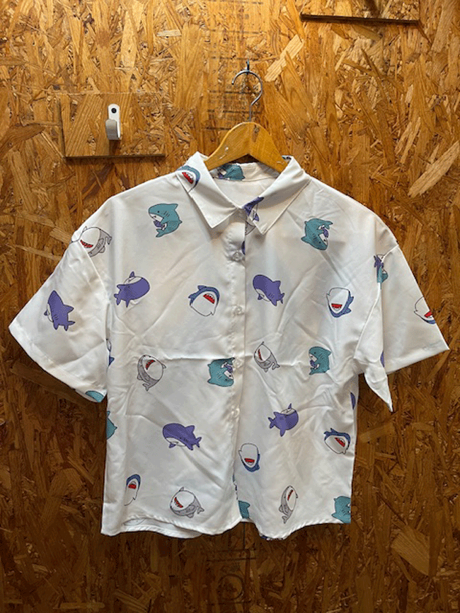 Rakuten - サメ総柄シャツ　サメいっぱいシャツ　サメシャツ　サメブラウス　サメブラウス　ブラウスサメ　アニマルシャツ　アニマルブラウス　サメシャツ　サメシャツ　サメシャツ　サメシャツ