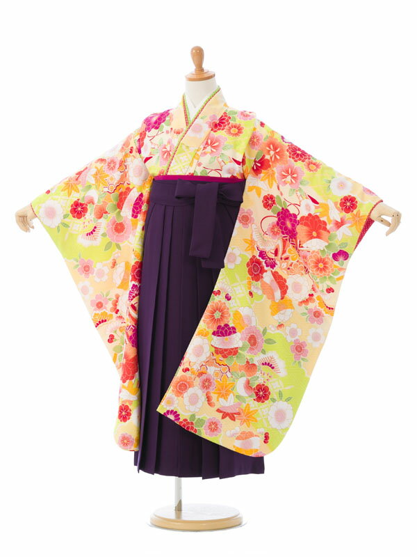 ×印のところは申し訳ございませんが既にご予約済みとなっております。ご了承下さい。 カレンダーの予約状況が反映されるまで時間がかかることがありますので、予約確定でない場合がございます。ショップからのメールにてご確認をお願い致します。※商品写真は撮影状況、お客様の表示環境等により実物と印象の異なる場合がございます。あらかじめご了承ください。 ※画像の小物類は、撮影用の為お付けする物と異なります。 卒園式袴 式部浪漫 E-7-893 HGQ7893 着物色/柄:式部浪漫 黄緑 百花繚乱に吉祥文様 袴:濃紫袴　63cm ■表地:ポリエステル100% ■身丈:約132cm　袖丈:約75cm　肩裄:約52cm　袴丈:約63cm ■対応身長:110cm〜120cm ■セット内容　卒園式袴 1）　着物(七五三) 2）　袴 3）　刺繍又は無地半襟付袖なし襦袢 4）　草履 5）　半巾帯 6）　伊達締2枚 7）　和装ベルト 8）　腰ひも4本 9）　髪飾り 10）　足袋(新品プレゼント) ※半巾帯、草履、髪飾りなどお着物に合わせてe-きものレンタルにてコーディネートさせていただきます。 ※肌着は、セット内容に含まれておりません。女の子（七歳） ※商品写真は撮影状況、お客様の表示環境等により実物と印象の異なる場合がございます。あらかじめご了承ください。 ※画像の小物類は、撮影用の為お付けする物と異なります