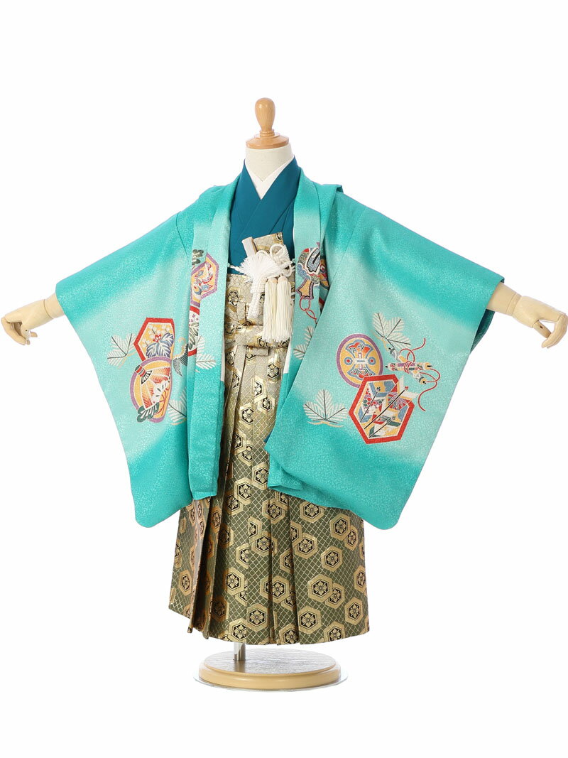 ※カレンダーの表示に少しお時間がかかります。表示までしばらくお待ちください。 ×印のところは申し訳ございませんが既にご予約済みとなっております。ご了承下さい。 カレンダーの予約状況が反映されるまで時間がかかることがありますので、予約確定でない場合がございます。ショップからのメールにてご確認をお願い致します。※商品写真は撮影状況、お客様の表示環境等により実物と印象の異なる場合がございます。あらかじめご了承ください。 ※画像の小物類は、撮影用の為お付けする物と異なります。 七五三3歳　男の子　羽織袴 レンタルフルセット ※袴スレが有ります　 羽織：グリーンぼかしラメ織地　龍兜に熨斗 着物：グリーン 袴：金地　グリーンぼかし　亀甲紋 ■対応身長 （約）95〜105cm ■サイズ （約）羽織丈：51.5　肩裄：41　袖丈：46 　袴丈：51（cm） ■生地 化繊 ■セット内容 男の子 1）　羽織　　　　　　　2）　着物 3）　袴　　　　　　　　4）　袖なし襦袢 5）　角帯　　　　　　　6）　懐剣 7）　羽織紐　　　　　　8）　末広(扇子) 9）　お守り　　　　　　10）　腰ひも(2本) 11）　サスペンダー　　　12）　草履 13）　足袋ソックスまたはストレッチ足袋(プレゼント) 14）　簡単着せ方マニュアル 初めてレンタルされる方へ よくある質問 安心サポートプランについて 配送について 決済について キャンセルについて 会社概要