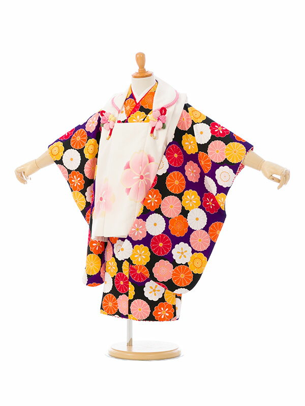 ※カレンダーの表示に少しお時間がかかります。表示までしばらくお待ちください。 ×印のところは申し訳ございませんが既にご予約済みとなっております。ご了承下さい。 カレンダーの予約状況が反映されるまで時間がかかることがありますので、予約確定でない場合がございます。ショップからのメールにてご確認をお願い致します。※商品写真は撮影状況、お客様の表示環境等により実物と印象の異なる場合がございます。あらかじめご了承ください。 ※画像の小物類は、撮影用の為お付けする物と異なります。 七五三 被布 3歳女の子 被布着物フルセットレンタル 式部浪漫　ブランド 被布:白　桜 着物:紫/黒　菊梅 ■対応身長 88cm〜98cm前後 ■サイズ 着丈:約74cm 裄:約39cm 被布丈:約49cm ■生地表地：ポリエステル100％　 裏地：ポリエステル100％ ■セット内容 女の子（三歳） 1）　着物 2）　被布 3）　刺繍又は無地半襟付袖なし襦袢 4）　腰ひも(2本) 5）　巾着 6）　草履 7）　髪飾り 8）　足袋ソックスまたはストレッチ足袋(プレゼント) 9）　簡単着せ方マニュアル ※草履バッグ、髪飾りはe-きものレンタルにてコーディネートさせていただきます。 初めてレンタルされる方へ よくある質問 安心サポートプランについて 配送について 決済について キャンセルについて 会社概要