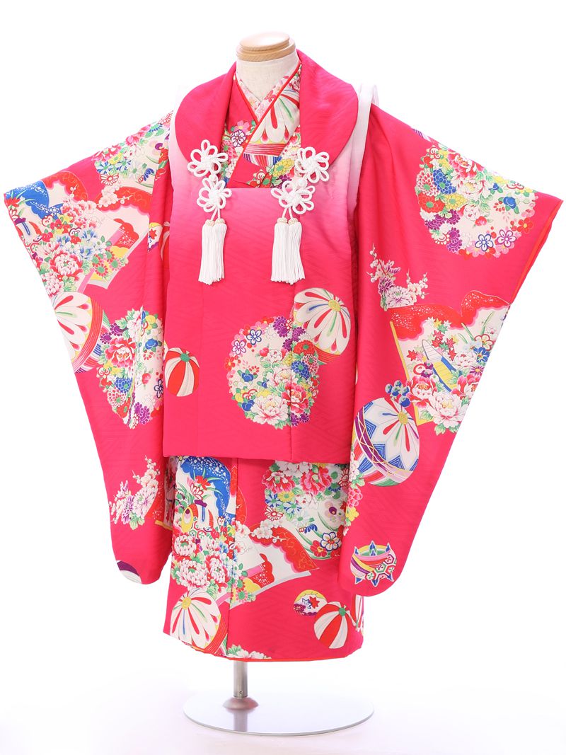 ※カレンダーの表示に少しお時間がかかります。表示までしばらくお待ちください。 ×印のところは申し訳ございませんが既にご予約済みとなっております。ご了承下さい。 カレンダーの予約状況が反映されるまで時間がかかることがありますので、予約確定でない場合がございます。ショップからのメールにてご確認をお願い致します。※商品写真は撮影状況、お客様の表示環境等により実物と印象の異なる場合がございます。あらかじめご了承ください。 ※画像の小物類は、撮影用の為お付けする物と異なります。 七五三　着物　3歳 七五三　着物　3歳　人気の式部浪漫からアンティーク調のライン　式部浪漫クラシック　被布レンタル　フルセットです 被布：ピンク地　 着物：ピンク地　鞠に四季花 ■対応身長 90cm〜100cm ■サイズ 被布丈：約49cm　着丈：約75cm　　　　　　袖丈：約57cm　裄：約40cm ■生地表地：ポリエステル100％　 裏地：ポリエステル100％ ■セット内容 女の子（三歳） 1）　着物 2）　被布 3）　刺繍又は無地半襟付袖なし襦袢 4）　腰ひも(2本) 5）　巾着 6）　草履 7）　髪飾り 8）　足袋ソックスまたはストレッチ足袋(プレゼント) 9）　簡単着せ方マニュアル ※草履バッグ、髪飾りはe-きものレンタルにてコーディネートさせていただきます。 初めてレンタルされる方へ よくある質問 安心サポートプランについて 配送について 決済について キャンセルについて 会社概要