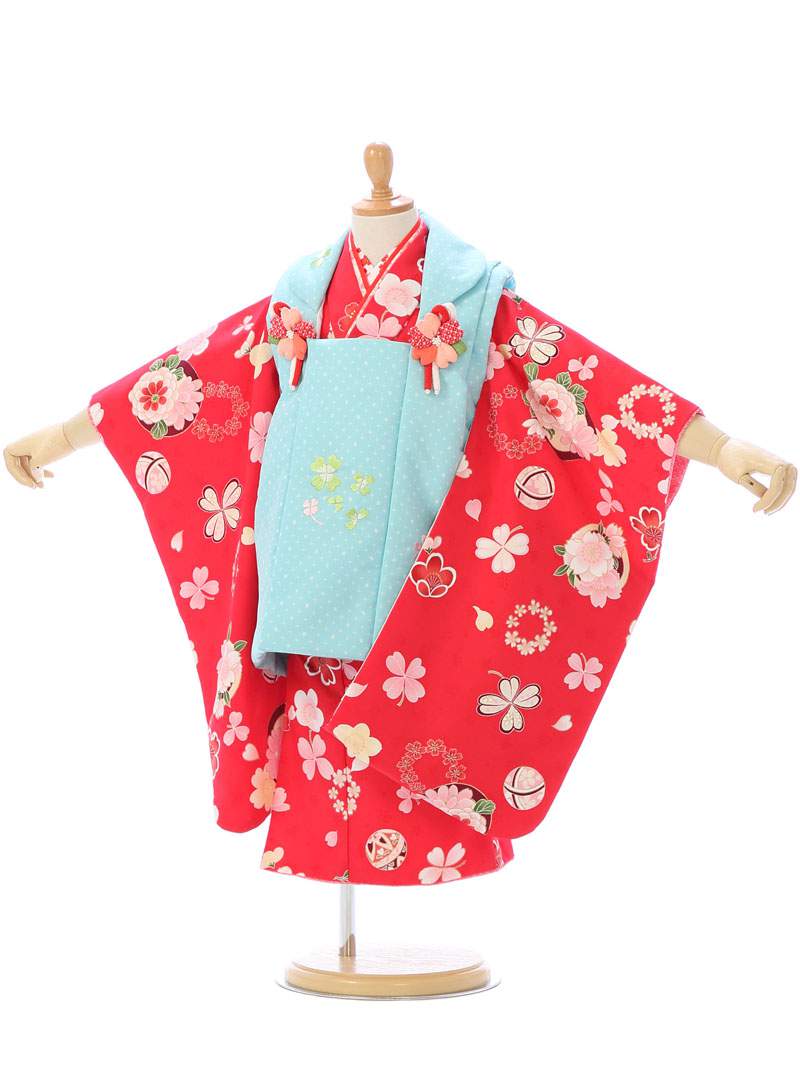 ※カレンダーの表示に少しお時間がかかります。表示までしばらくお待ちください。 ×印のところは申し訳ございませんが既にご予約済みとなっております。ご了承下さい。 カレンダーの予約状況が反映されるまで時間がかかることがありますので、予約確定でない場合がございます。ショップからのメールにてご確認をお願い致します。※商品写真は撮影状況、お客様の表示環境等により実物と印象の異なる場合がございます。あらかじめご了承ください。 ※画像の小物類は、撮影用の為お付けする物と異なります。 七五三　着物　3歳　被布セットレンタル式部浪漫 被布：水色　刺繍入り着物：赤　花の丸 ■生地:化繊 ■着丈：約76.5cm　裄：約40cm ■被布丈：49cm 袖丈：56cm ■対応身長：90cm〜100cm前後 ■セット内容　女の子（三歳） 1）　着物 2）　被布 3）　刺繍又は無地半襟付袖なし襦袢 4）　腰ひも(2本) 5）　巾着 6）　草履 7）　髪飾り 8）　足袋ソックスまたはストレッチ足袋(プレゼント) 9）　簡単着せ方マニュアル ※草履バッグ、髪飾りはe-きものレンタルにてコーディネートさせていただきます。 初めてレンタルされる方へ よくある質問 安心サポートプランについて 配送について 決済について キャンセルについて 会社概要