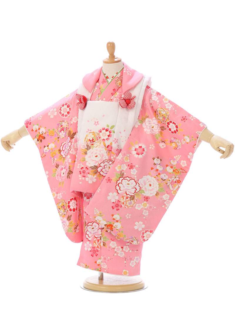 ※カレンダーの表示に少しお時間がかかります。表示までしばらくお待ちください。 ×印のところは申し訳ございませんが既にご予約済みとなっております。ご了承下さい。 カレンダーの予約状況が反映されるまで時間がかかることがありますので、予約確定でない場合がございます。ショップからのメールにてご確認をお願い致します。※商品写真は撮影状況、お客様の表示環境等により実物と印象の異なる場合がございます。あらかじめご了承ください。 ※画像の小物類は、撮影用の為お付けする物と異なります。 七五三　着物　3歳　被布セットレンタル 被布：白/ピンク着物：ピンク　四季花に鞠 ■生地:化繊 ■着丈：約78cm　裄：約41cm ■被布丈：49cm 袖丈：55cm ■対応身長：90cm〜100cm前後 ■セット内容　女の子（三歳） 1）　着物 2）　被布 3）　刺繍又は無地半襟付袖なし襦袢 4）　腰ひも(2本) 5）　巾着 6）　草履 7）　髪飾り 8）　足袋ソックスまたはストレッチ足袋(プレゼント) 9）　簡単着せ方マニュアル ※草履バッグ、髪飾りはe-きものレンタルにてコーディネートさせていただきます。 初めてレンタルされる方へ よくある質問 安心サポートプランについて 配送について 決済について キャンセルについて 会社概要