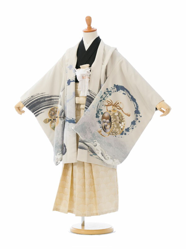 ※カレンダーの表示に少しお時間がかかります。表示までしばらくお待ちください。 ×印のところは申し訳ございませんが既にご予約済みとなっております。ご了承下さい。 カレンダーの予約状況が反映されるまで時間がかかることがありますので、予約確定でない場合がございます。ショップからのメールにてご確認をお願い致します。※商品写真は撮影状況、お客様の表示環境等により実物と印象の異なる場合がございます。あらかじめご了承ください。 ※画像の小物類は、撮影用の為お付けする物と異なります。 七五三　着物　5歳・羽織袴レンタル 羽織:ベージュ　帆船 着物:黒 袴:白金　尾州織 ■裄丈:約51cm　袴丈:約60cm ■羽織丈:約64cm　袖丈:約49cm ■対応身長：110cm〜120cmくらい ■生地　表地/裏地：ポリエステル100％ ■セット内容　男の子 1）羽織 2）着物 3）袴 4）袖なし襦袢 5）角帯 6）懐剣 7）羽織紐 8）末広(扇子) 9）お守り 10）腰ひも(2本) 11）サスペンダー 12）草履 13）足袋ソックスまたはストレッチ足袋(プレゼント) 14）簡単着せ方マニュアル ※商品写真は撮影状況、お客様の表示環境等により実物と印象の異なる場合がございます。あらかじめご了承ください。 ※画像の小物類は、撮影用の為お付けする物と異なります 初めてレンタルされる方へ よくある質問 安心サポートプランについて 配送について 決済について キャンセルについて 会社概要