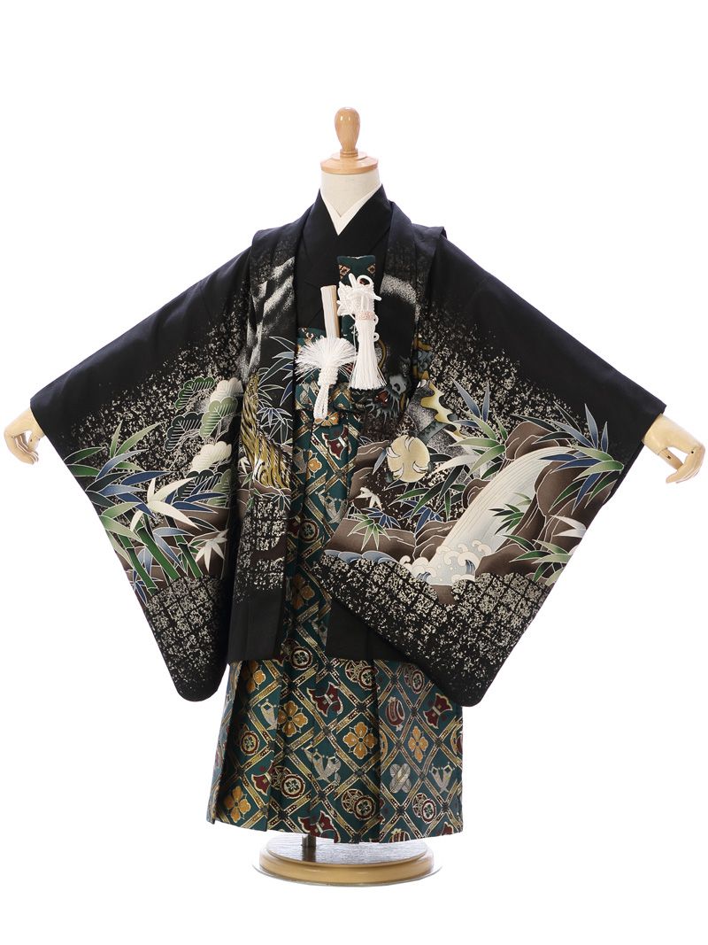 ※カレンダーの表示に少しお時間がかかります。表示までしばらくお待ちください。×印のところは申し訳ございませんが既にご予約済みとなっております。ご了承下さい。カレンダーの予約状況が反映されるまで時間がかかることがありますので、予約確定でない場合がございます。ショップからのメールにてご確認をお願い致します。※商品写真は撮影状況、お客様の表示環境等により実物と印象の異なる場合がございます。あらかじめご了承ください。 ※画像の小物類は、撮影用の為お付けする物と異なります。 七五三　男児5歳　 龍虎 羽織:黒地　龍虎 着物：黒色 袴:グリーン地　格天井に縁起物　　 ■表地/裏地：ポリエステル100％　 ■羽織丈:58cm　肩裄:48cm　袖丈:48cm　袴丈:57cm ■対応身長　105cm〜115cmくらい ■セット内容男の子 1）　羽織　　　　　　　2）着物 3）　袴　　　　　　　　4）袖なし襦袢 5）　角帯　　　　　　　6）懐剣 7）　羽織紐　　　　　　8）末広(扇子) 9）　お守り　　　　　　10）腰ひも(2本) 11）　サスペンダー　 　 12）草履 13）　足袋ソックスまたはストレッチ足袋(プレゼント) 14）　簡単着せ方マニュアル 初めてレンタルされる方へ よくある質問 安心サポートプランについて 配送について 決済について キャンセルについて 会社概要