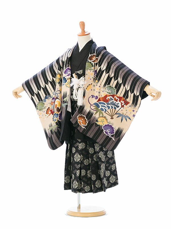 【レンタル】人気ブランド陽気な天使 ミニ5歳 矢羽根 兜 着物:黒 羽織:黒×ベージュ地 袴:丸紋七五三 5歳着物レンタル七五三 着物貸衣装 送料無料5歳 袴七...