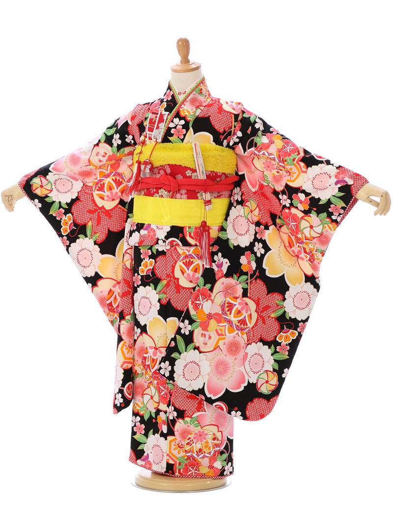 　 ※カレンダーの表示に少しお時間がかかります。表示までしばらくお待ちください。×印のところは申し訳ございませんが既にご予約済みとなっております。ご了承下さい。カレンダーの予約状況が反映されるまで時間がかかることがありますので、予約確定でない場合がございます。ショップからのメールにてご確認をお願い致します。※商品写真は撮影状況、お客様の表示環境等により実物と印象の異なる場合がございます。あらかじめご了承ください。 ※画像の小物類は、撮影用の為お付けする物と異なります。 七五三　女児7才　 式部浪漫 着物色/柄：黒　桜 ■生地:化繊　 ■対応身長:115cm〜125cm前後 ■身丈:約133cm ■袖丈:約76cm ■肩裄:約54cm ■セット内容　女の子（七歳） 1）　着物 2）　刺繍又は無地半襟付袖なし襦袢 3）　結び帯セット　4）　草履（約21cm） 5）　バッグ　　　　6）　帯揚げ 7）　帯締め　　　　8）　しごき 9）　末広(扇子)　　10）　箱せこ 11）　和装ベルト　　12）　腰ひも(2本) 13）　伊達締め（1枚)　14）　髪飾り 15）　足袋ソックスまたはストレッチ足袋(プレゼント) 16）　簡単着せ方マニュアル ※　はこせこのびら簪は、セット内容に含まれておりません。 初めてレンタルされる方へ よくある質問 安心サポートプランについて 配送について 決済について キャンセルについて 会社概要