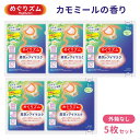 《ポイント》 働き続けた目をあったか蒸気で包み込むアイマスク。 心地よい蒸気が目と目もとを温かく包み込み、はりつめた気分をほぐします。まるでお風呂のような心地よさ。快適時間約20分。 天然エッセンシャルオイルを贅沢にブレンドした、やすらぎ感じるカモミールの香り。やさしい気分になりたい日におすすめです。 ●開封するだけで温まるので、外出先でも便利 ●男女兼用サイズ ●いつも清潔な使いきりタイプ ●どんな姿勢でも使いやすい耳かけつき 目や目のまわりに、疾患、炎症、傷、腫れ、湿疹等の異常がある方は使用しないでください。 5枚入 ※2018年9月、リニューアル。快適時間が約10分から約20分になりました（当社従来品比）。アイマスクのデザインも変わりフィット感もアップ。 表面材：ポリプロピレン、ポリエチレン 発熱体：鉄粉含有 原産国：日本製 【使用上の注意】 ●熱すぎると感じた場合、痛みや違和感等、身体に何らかの異常を感じた場合は、すぐに使用を中止する ●目や目のまわりに湿疹、かぶれ等が現れた場合、赤み、かゆみ等の異常が続く場合は、その後の使用を中止し、医師に相談する ●アイマスクの上から目を押さえない ●破損したアイマスクは使用しない ●発熱が終了したアイマスクは再使用できない ●電子レンジで加熱しない ＊肌が温まると、一時的に肌が赤くなることや、かゆみを感じることがあります。