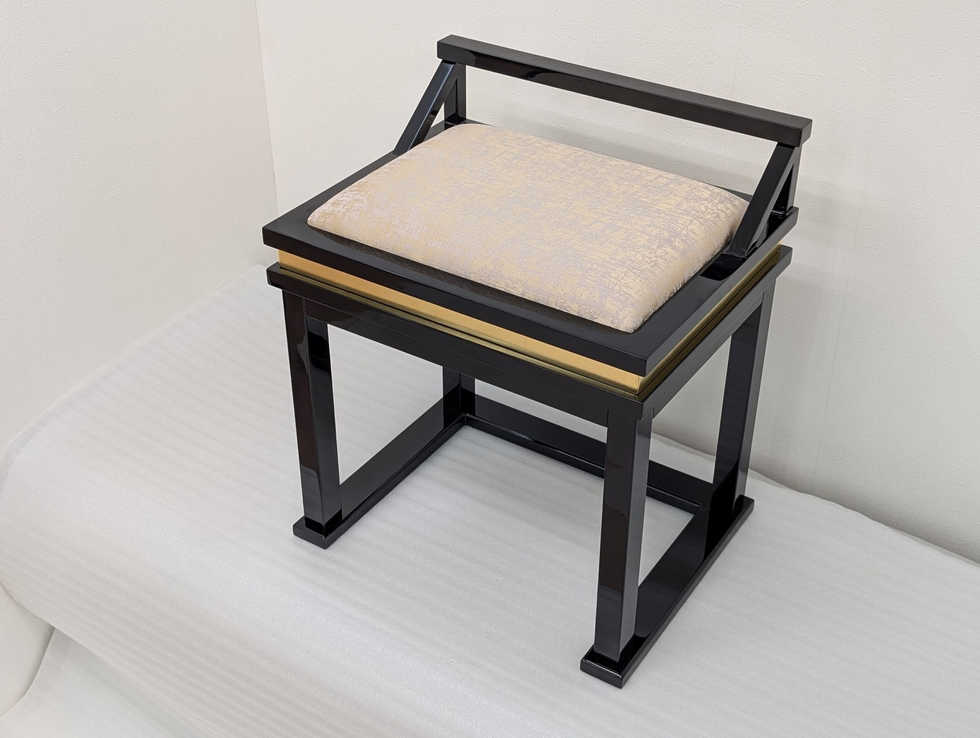 仏前マット 日本製 仏壇用 仏具 経机 マット 高級 安全マット 法事 仏間 金襴生地 敷物 経机敷 小菊 100×120cm