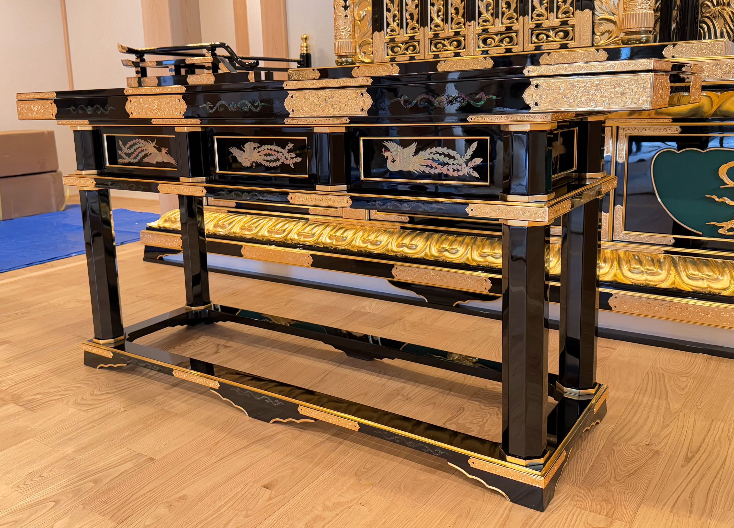 前机 　八角脚型　鳳凰蒔絵　寺院仏具