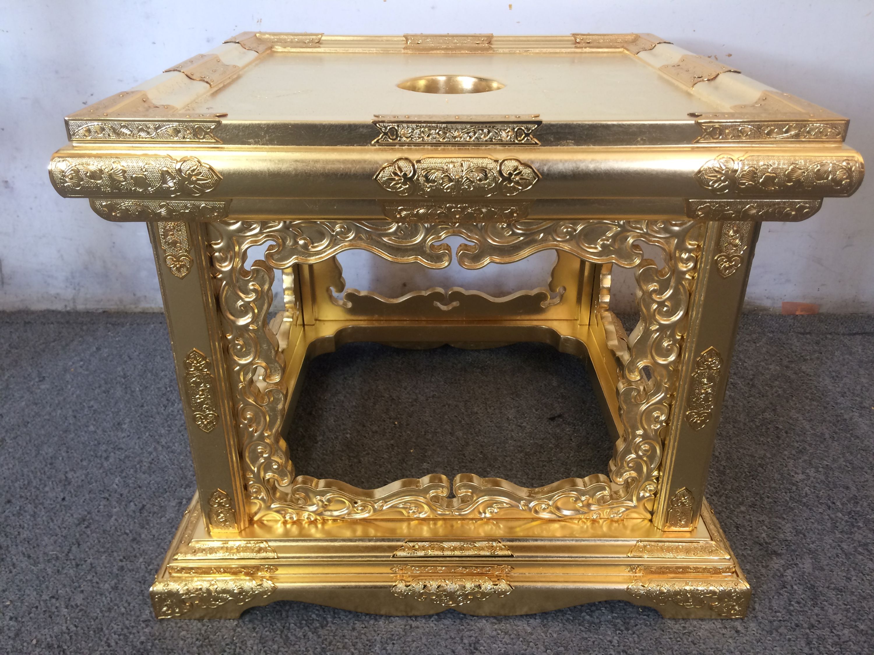 八猪目型鏧台 総金箔 唐草彫刻入り　 寺院仏具