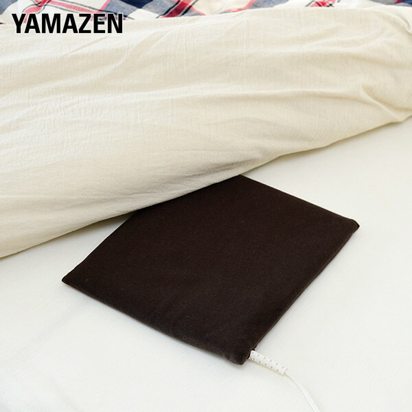 山善 YAMAZEN 電気あんか ソフト 26×31cm YDW-S207D 本体サイズ 幅26×奥行31×高さ3cm 商品説明 ●寒い冬場の就寝時に便利●消費電力：20W●電気代目安(1時間あたり)：約0.16円/h※電気料金目安単価 31円/kWhを基に算出●コード長さ：約2m●表面温度：約45度●発熱体：耐熱ビニール絶縁コードヒーター●サーモスタット付※こちらの商品は2023年8月に仕様変更をしております・型番：YDW-S206D→YDW-S207D 商品補足説明 YAMAZEN ヤマゼン 山善 通販 暖房 暖房器具 暖房用品 冬物家電 暖房機器 省エネ レトロ 布団 寒さ対策 冷え おしゃれ ゆたんぽ 湯たんぽ YDW-S207D R6C09あんかラインアップはこちら 電気暖房 ランキング