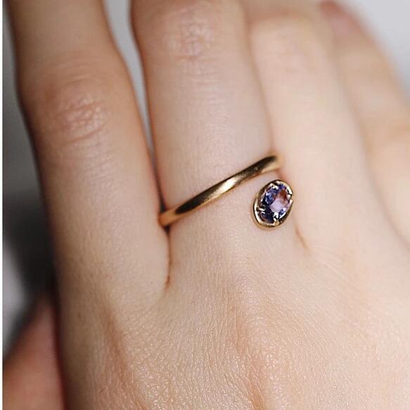 乐天商城 - 〈18金・プラチナ〉タンザナイト spiral ring【12月の誕生石】 ファセットカット 爪留め マット加工 K18 ゴールド ピンクゴールド スパイラル スクリュー 高級感 上質 上品 フォークリング ピンキーリング ブルーゾイサイト【受注生産】