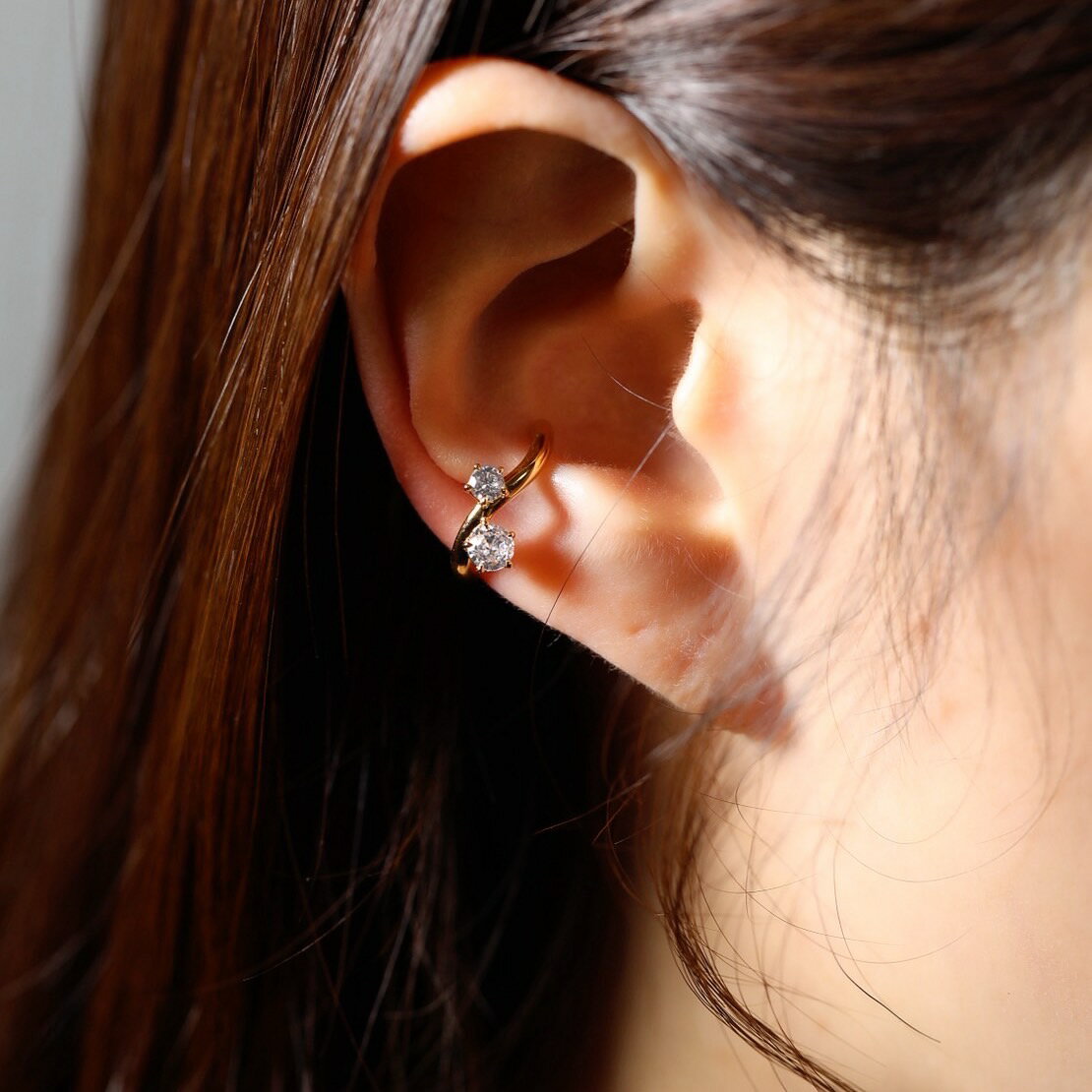 シルバー925Wave Duo stone Ear cuffs イヤカフ　片耳用 ウェーブイヤリング　ゴールドイヤリング ピアスホールがなくてもお使いいただけるイヤカフ仕様。 ウェーブ形状が耳の輪郭に沿って柔らかに流れ、そのラインに沿って配...