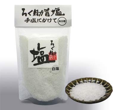 ◆商品名：ろく助塩 あら塩（白塩）500g 大容量 干椎茸 昆布 干帆立貝のうま味をプラス ろく助塩元味。ろく助塩の基本の味です。 独自の製法で、昆布と椎茸の旨味を塩の中に凝縮した旨塩です。 ろく助塩の基本味です。初めての方は、白塩をお試しください。 この塩でおにぎりを握って食べるとこの塩のよさがわかります。 ソルトミルで挽いてご使用ください。
