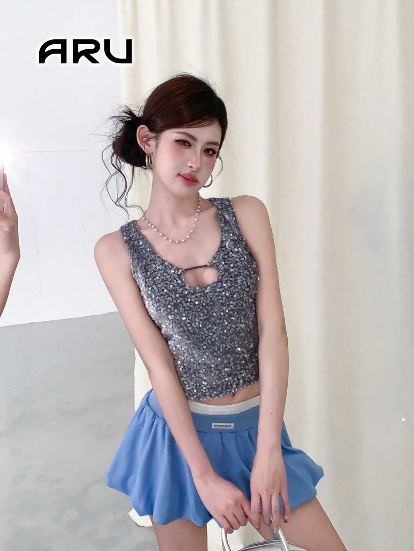 パーティー &amp; デート必携 スパンコールデザイン セクシーギャルスパンコールベスト ハロネック胸元カットアウト ヘビーワークキラキラ クロップド丈 着痩せ インスタ映えアイテムパーティー &amp; デート必携 スパンコールデザイン セクシーギャルスパンコールベスト ハロネック胸元カットアウト ヘビーワークキラキラ クロップド丈 着痩せ インスタ映えアイテム