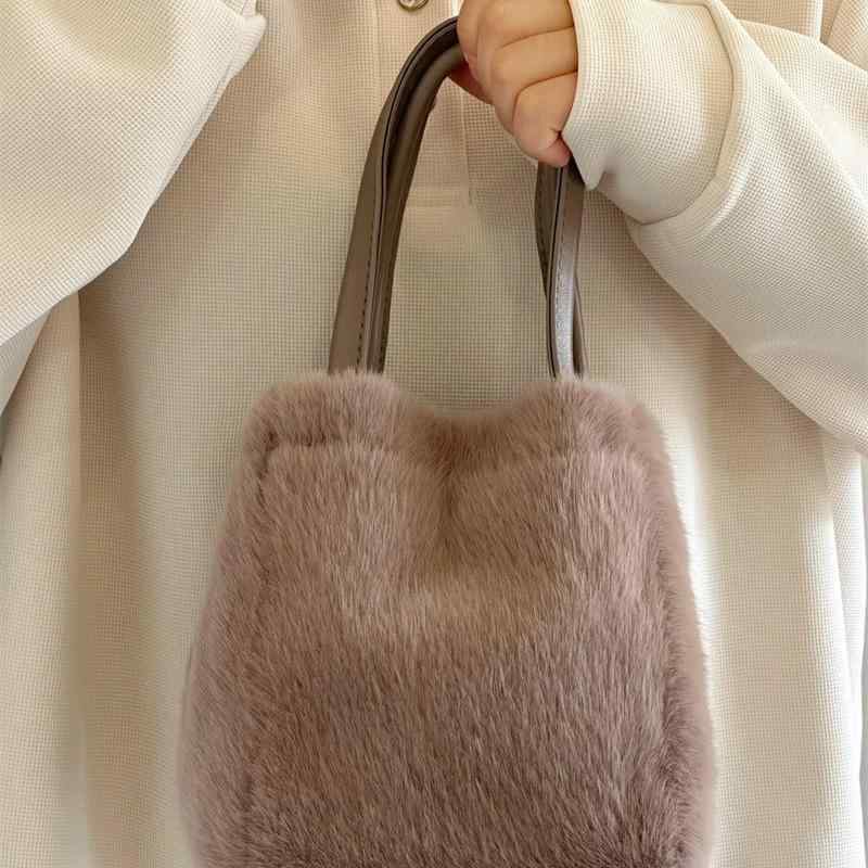 秋冬 女性用 毛糸 バッグ 鞄 手提げ 水桶型 ショルダー 小型 かっち色 ブラック ポリエステル 人工毛 柔らかい ロック ジッパー ポケット 日常使い 街頭ファッション カジュアル トレンド 軽量 かわいい ふわふわ 斜めがけ 秋冬コーデ