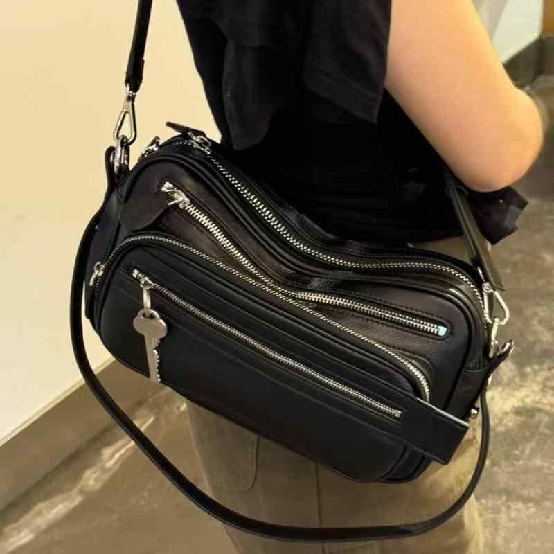 レディース バッグ 真皮 手提 ショルダー バイカーバッグ 横型 方形 ミディアムサイズ 黒 夏 都市 シンプル スタイル 日常 使い ファッション 軽量 柔軟 ジッパー 開閉 内部 ジッパーポケット シングル ストラップ キー チャーム 付き ラグジュ