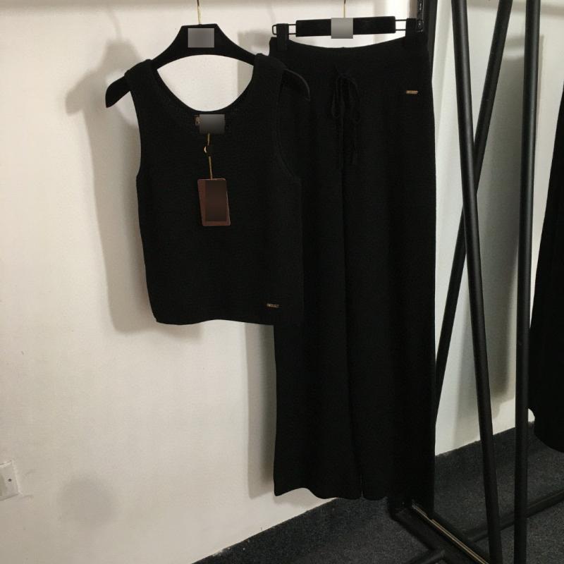 ・スタイル: 日韓風、簡約風・主な素材: 綿30-50%・素材2: ポリエステル30%以下・カラー展開: ベージュ、グレー、ブラック、カーキ、ホワイト、ピンク・サイズ展開: S、M、L・パンツ丈: ロング・柄: ソリッド・加工: ホットゴールド・袖丈: ノースリーブ・タイプ: パンツセット