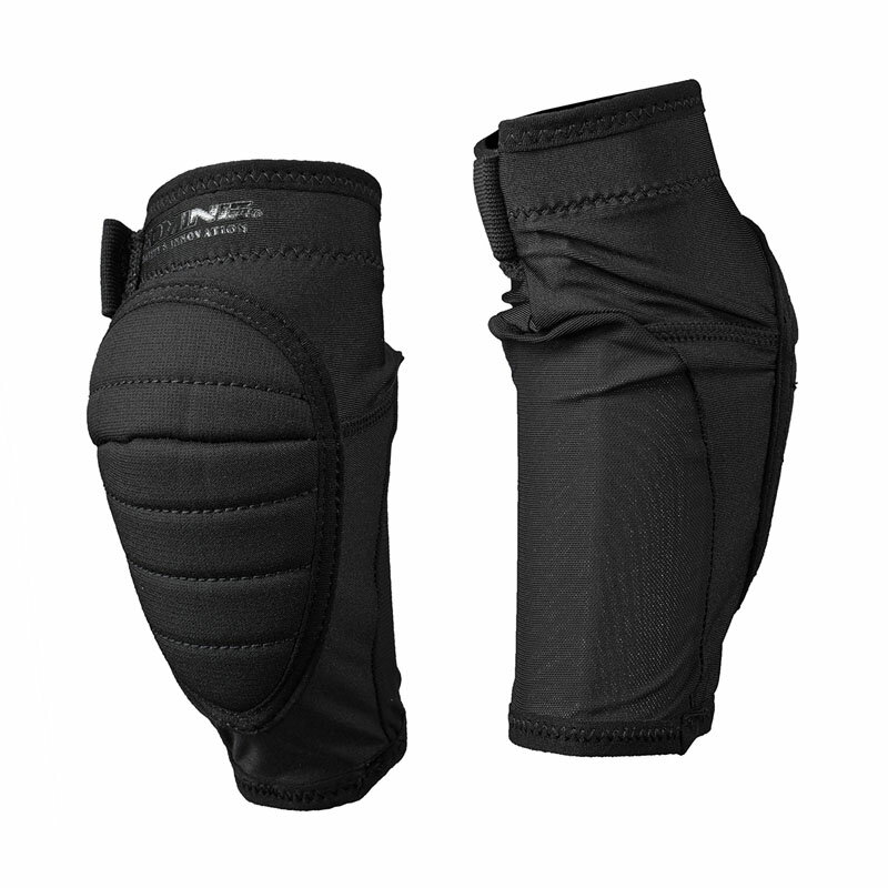 【品名】 RSK-902 KIDS KNEE PROTECTOR Black KM｜ブラック/KM 【特徴】 ●部位に合わせた素材選択：全てストレッチ生地を使用、汗の多い関節裏はメッシュ生地使用で通気性 UP、プロテクター部は耐久性の高い生地を使用。 ●確実なフィット性 ：激しい運動時のズレを軽減させるシリコンゴムとゴムベルト ●着脱スムーズ：着脱口に切り込みを入れることにより着脱がスムーズ。 ●プロテクタ—の調整：縫い付けのウレタンパッド (5mm×1枚 )＋出し入れ可能なウレタンパッド 3 枚 を標準装備。 ●オプション：【KM SIZEのみ】より保護性能の高いKOMINE製ソフトプロテクターを装着可能（品番：SK-811 \1,650税込み） ●偽造防止4Dラベル採用 ●ネットでの丸洗い可能 【素材】 EVA・polyester・nylon・spandex・others 【注意】 ・基本的にお取り寄せでのご用意となります。 ・ご注文後でも欠品や完売・納期未定の場合がございます。 ・ご注文後、メールにて発送予定をご案内いたします。 ・注文商品が欠品・完売・納期未定の場合注文は、キャンセルさせて頂きます。 ・お急ぎの場合は、ご注文前にメールにて納期をごお問い合わせください。 ・掲載画像は、イメージ画像を使用しております。 ・基本的に返品・交換・キャンセルは、お受け出来ません。