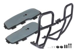 【品名】 SP武川（タケガワ）レッグバンパー＆シールドキット　(GRAY) CT125 (JA65)｜06-00-0051 【品番】 06-00-0051 【特徴】 Φ25.4スチール製パイプを採用した強固なサイドバンパーです。 対象車両 CT125(JA65-1000001〜) 注意 シールドの生地自体には、防水加工は施しておりません。使用する場合は必ず防水スプレーにて防水加工を行い装着してください。 ヘッドライトステー装着用フォグランプキットとは干渉する為、同時装着は出来ません。 【注意】 ・基本的にお取り寄せでのご用意となります。 ・ご注文後でも欠品や完売・納期未定の場合がございます。 ・ご注文後、メールにて発送予定をご案内いたします。 ・注文商品が欠品・完売・納期未定の場合注文は、キャンセルさせて頂きます。 ・お急ぎの場合は、ご注文前にメールにて納期をごお問い合わせください。 ・掲載画像は、イメージ画像を使用しております。 ・基本的に返品・交換・キャンセルは、お受け出来ません。 ・適合・使用・取り付けに関しては、お客様にて判断の上お願い致します。