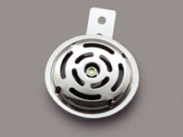 【品名】 ホーン6V　外径φ70　ステー渦穴φ6　クロームメッキ 【品番】 75557 【特徴・仕様】 ≪汎用ホーンシリーズ≫ 3つのボディサイズで車格に合わせて選べます。 ※本体裏側のビスを回さないでください。内部樹脂が破壊されて二度と音が鳴らなくなります。 ※交流車両には使用できません。 ●定格：12V/1.0A 6V/1.5A ●近接100dB±5 【注意事項】 - 【備考】 商品の仕様等詳細は、本製品品番をメーカーHPまたは、カタログにて確認の上ご購入ください。 - カラー：メッキ 【HP】 メーカー：デイトナ 【注意】 ・基本的にお取り寄せでのご用意となります。 ・ご注文後でも欠品や完売・納期未定の場合がございます。 ・ご注文後、メールにて発送予定をご案内いたします。 ・注文商品が欠品・完売・納期未定の場合注文は、キャンセルさせて頂きます。 ・お急ぎの場合は、ご注文前にメールにて納期をごお問い合わせください。 ・掲載画像は、イメージ画像を使用しております。 ・基本的に返品・交換・キャンセルは、お受け出来ません。 ・適合・使用・取り付けに関しては、お客様にて判断の上お願い致します。