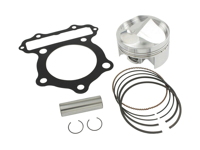 【品名】 SR400　φ90mm ハイコンプピストンキット 【品番】 810400 【特徴】 特殊鍛造丸材から削り出されたハイコンプピストン。 ピストンの材質/応力分布がより均等な為、優れた耐久性を誇ります。 本品の組み込みにより427.5ccとなります。 ※シリンダーのボーリング加工が必要です。 ※レース専用部品(公道使用不可) ◆鍛造ピストン ◆ボア径：φ90mm ◆400→427cc ◆圧縮比　約10.8：1 ◆推奨ピストンクリアランス 0.050〜0.055mm 【キット内容】 810401-PN：φ90mm/HCピストン単体 810400-RN：φ90mm/ピストンリング 810401-GA：φ90.5mm/ヘッドガスケット 810401-PC：20X62ピストンピン・クリップセット 【適合】 SR400 【注意】 ・基本的にお取り寄せでのご用意となります。 ・ご注文後でも欠品や完売・納期未定の場合がございます。 ・ご注文後、メールにて発送予定をご案内いたします。 ・注文商品が欠品・完売・納期未定の場合注文は、キャンセルさせて頂きます。 ・お急ぎの場合は、ご注文前にメールにて納期をごお問い合わせください。 ・掲載画像は、イメージ画像を使用しております。 ・基本的に返品・交換・キャンセルは、お受け出来ません。 ・適合・使用・取り付けに関しては、お客様にて判断の上お願い致します。