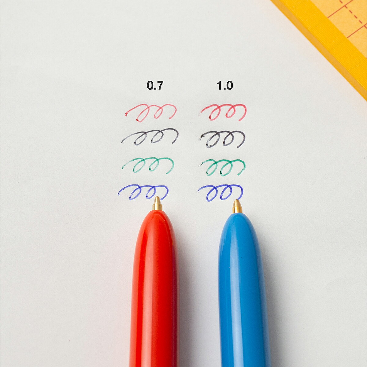 BIC ( ビック ) 4色ボールペン 0.7mm / 1.0mm 油性 フランス製 黒 赤 青 緑 4色 多機能ペン 細字 太字 フランス 替芯対応 シンプル デザイン 筆記具 日常使い オレンジ ブルー 海外 輸入 デザイン 事務 仕事 学習 ギフト 景品 定番 人気 文房具 文具 カラフル おしゃれ e-office-10001870 おしゃれ文具専門店イー・オフィス サンプル画像3