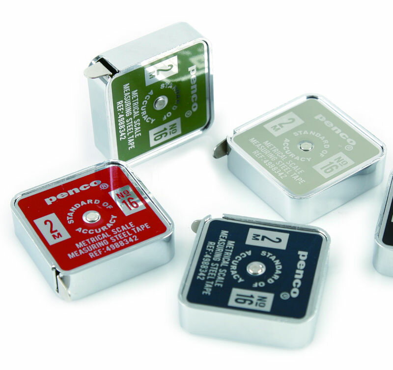 【存在感を放つステンレス製メジャー】 コンパクトかつスタンダードなフォルムのポケットメジャーです。 ステンレス製のボディに施されたレトロなカラー。 ありそうでなかった気の利いたグラフィック。 ミニマムなサイズ感ながらステンレス製独特の重み。 メジャーのテープといえば！なイエローの計測テープ。 かつてアメリカで配布されていた企業ノベルティの雰囲気をペンコ解釈でデザインされた商品です。 ネイビーのお色は画面上では鮮やかに見えますが、ブラックに近い色味となっています。 【本体スペック】 サイズ：W4×D1.2×H4.5cm 質量：約65g 素材：ステンレス合金 巻尺：2m 似ている商品はこちら【ポイント3倍】 HIGHTIDE（ハイタイド770円【ポイント3倍】 HIGHTIDE（ハイタイド352円【ポイント3倍】 HIGHTIDE（ハイタイド462円新商品はこちら2026/8/5【廃盤特価・送料込み】CREW'S (クルーズ600円2026/7/23ぷんぷく堂　トジメモ レフィル 5mm方眼紙 385円2026/7/23ぷんぷく堂　トジメモ 5mm方眼紙 50枚 A2,420円2026/7/16SEED (シード) Radar レーダー s132円2026/7/15MAX（マックス） シリコン針ケース付き針 ね613円2026/7/15MAX（マックス） シリコンホッチキス ねこ 1,460円再入荷の商品はこちらアンティーク 小山型クリップ ブロンズ バラ1407円シャチハタ ラベケシ 感熱紙専用 字消しペン 440円MILAN 三角消しゴム 428 1個売り187円MILAN（ミラン） ネオンカラー 丸ふせん 550円【送料無料】PAPIER TIGRE（パピエテ1,430円【送料無料】PAPIER TIGRE（パピエテ1,980円2026/08/20 更新 HIGHTIDE penco ペンコ ポケットメジャー 2m GZ111 【存在感を放つステンレス製メジャー】 コンパクトかつスタンダードなフォルムのポケットメジャーです。 ステンレス製のボディに施されたレトロなカラー。 ありそうでなかった気の利いたグラフィック。 ミニマムなサイズ感ながらステンレス製独特の重み。 メジャーのテープといえば！なイエローの計測テープ。 かつてアメリカで配布されていた企業ノベルティの雰囲気をペンコ解釈でデザインされた商品です。 ネイビーのお色は画面上では鮮やかに見えますが、ブラックに近い色味となっています。 【本体スペック】 サイズ：W4×D1.2×H4.5cm 質量：約65g 素材：ステンレス合金 巻尺：2m 【アイボリー】品番：GZ111 IVJAN：4988342187510 【レッド】品番：GZ111 REJAN：4988342187527 【ネイビー】品番：GZ111 NVJAN：4988342187534 【カーキ】品番：GZ111 KHJAN：4988342187541