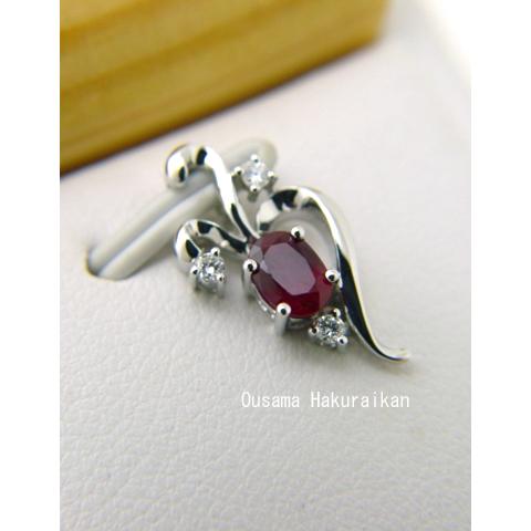 商品詳細素材K18 ホワイトゴールド、ルビー1石（計0.58ct）、ダイアモンド3石（計0.05ct）型番34J3010908サイズ長さ：約17mm、横：約9mm、幅：約4mm総重量1.47g付属品収納ケース★K18ホワイトゴールド台にルビ...