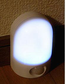 乾電池式 LED人感センサーライト OSC-10T フットライト 足元灯 常夜灯 寝室/玄関/廊下/階段などに 07-1040 オーム電機