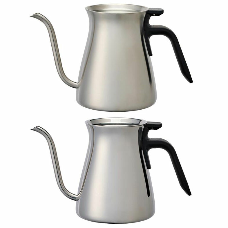 【北海道・沖縄・離島配送不可】 商品説明 ●上質でストレスフリーなプアオーバーケトルです。 ●コーヒーをドリップする際に湯の落ちる位置や量をコントロールしやすい注ぎ口、傾けても落ちないフラップ式の蓋、指にフィットして長時間使用しても疲れにく...