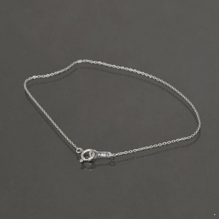 ロウ付けについてチェーン（鎖）の多くは、針金状の材料に対し切断と溶接の工程を繰り返すことにより作られています。チェーンを使った製品の多くは、チェーンの先端の留め具付近に丸環と呼ばれる丸い輪の部品が使用されておりますが、当店ではその丸環の口も溶接で閉じている為、大きな力が掛からない限りはチェーンが切れにくい仕様となっております。しかしながら、細いチェーンに関しましては貴金属の性質上、お取り扱いに十分ご注意下さい（貴金属は柔らかい金属です）。※当店での溶接はガスバーナーを用いる鑞付け（ろう付け）、放電による電気溶接、またはレーザー溶接で行っており、状況に応じて最適な方法で実施しております。小豆（あずき）チェーンは、小豆の様な形の輪が1コマずつ連なったスタンダードな見た目のチェーン。シンプルで主張し過ぎないデザインは流行にとらわれない定番チェーンのひとつ。正面と横向きのコマが交互に連なっているので適度な抜け感があり、コマひとつひとつの可動域が広い為滑らかに動かす事が出来ます。小判チェーン、ケーブルチェーンといった名称で呼ばれる事もあります。■追加可能なオプション（リンク先で別途ご購入）⇒アジャスター付きに変更（荒喜平＋3cm）⇒留め具に刻印■長さ違いもございます。15/16/17/18/19/20/21/22(cm)商品情報チェーン部分のサイズ約 幅0.70mm×厚さ0.70mm×線径0.20mm長さ（留め具含む）約 20cm留め具引き輪＋プレート（約 幅2.9mm）重量約 0.6g前後素材（留め具含む）無垢のプラチナpt850（日本製/刻印有り）付属品化粧箱、ポーチ、保証書備考・プレゼント用ラッピング可（ご注文時の画面でご指定下さい）※上記表の数値は参考値です、実際にはロットにより多少前後します。※地金相場等により販売価格を予告無く変更する場合がございます、ご了承下さい。プラチナ 850の成分純粋なプラチナはそのままでは柔らかすぎる為、合金とすることでジュエリーとしての強度を持つことが出来ます。PT850プラチナは全体の85％がプラチナ、残り15％にパラジウム、ルテニウム、イリジウム等を含むことで美しい色あいと強度を保ちます。変色や汚れ、錆びに強く、アレルギーによる肌荒れが起きにくいプラチナは、高級感のある白銀のピュアな輝きを末永くお楽しみ頂けます。※プラチナは一般的に金属アレルギーを起こしにくい素材ですが、体質や汗などによりアレルギー反応が出る場合もございます。日本語では白金と呼ばれるプラチナのアクセサリーは、メンズ、レディース問わず世界中で注目されています。プラチナ製品は女性はもちろん男性にも人気があるので、特別なギフトや記念日の贈り物としてもお勧め致します。プラチナ 小豆 華奢 ブレスレット チェーン スキンジュエリー無垢の貴金属を自在に操る職人技術が活きた日本製の美しいジュエリー。保証書付きで安心、安全！ご自身へのご褒美、大切な方への贈り物に選ばれて15年・・性別年齢問わず、多くのお客様にご利用頂いております。是非お手元でその技術をご堪能ください。