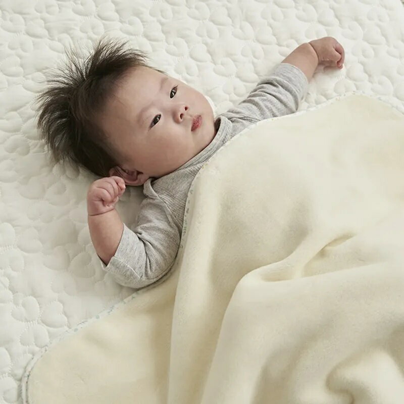 サイズ：70×100cm パイル糸（毛羽部分）綿100％ 地糸：ポリエステル100％ 日本製ベビーホームのシリーズはおふとんを赤ちゃんの大切なおうちにするベビー寝具を提案します。 パイル糸に綿100％を使用した赤ちゃん用の綿毛布です。 天然素材ならではのやさしい肌ざわりでオールシーズン使用可能です。 シンプルな綿毛布にプリントヘムがアクセント。ナチュラルなユニセックスデザインです。 【洗濯機で洗える（洗濯ネット使用）】 汚れてもすぐに洗えて、清潔にご使用いただけます。