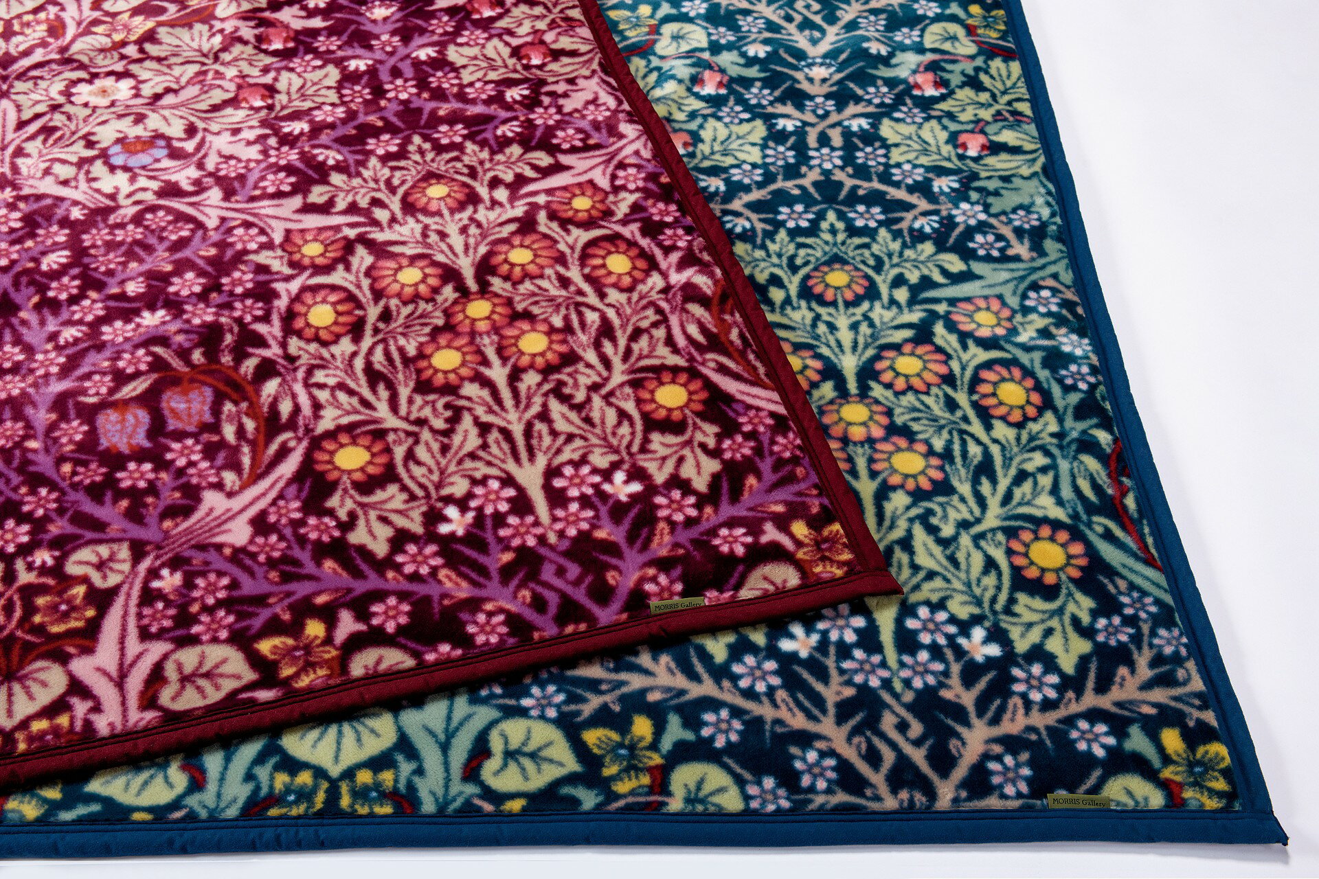 サイズ：140×200cm 毛羽素材：アクリル100％ 地糸：ポリエステル100％ 日本製モリスのデザインで日々の風景に芸術を。 19世紀、装飾デザインの新しい時代を切り開いたウィリアム・モリス。 『モリス商会』の創業から150年以上たった...