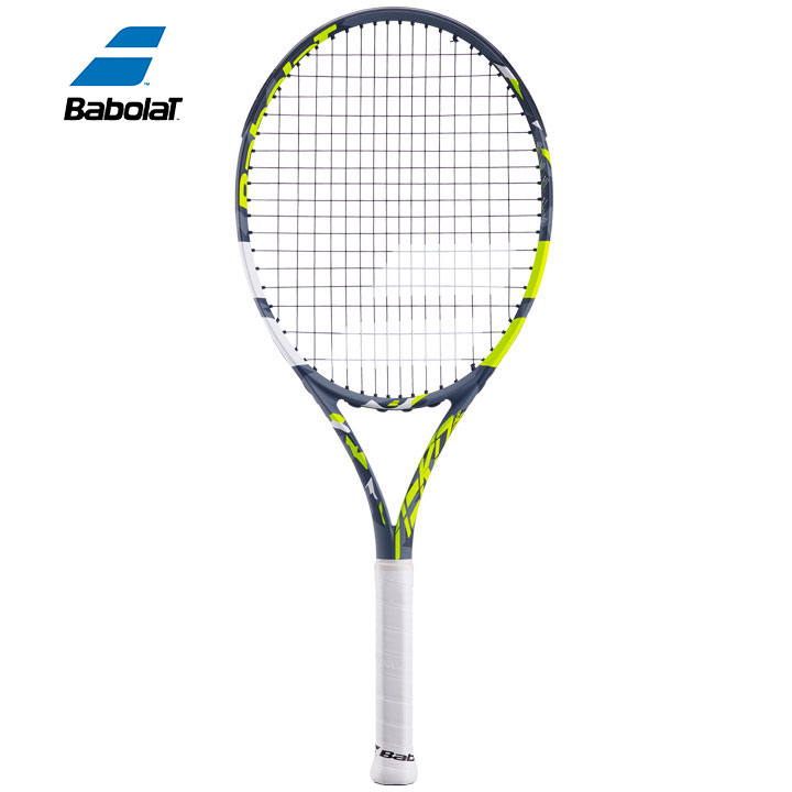 ★Babolat バボラ★ Aero JR 26 Strung エアロジュニア26 テニスラケット ストリングあり この 26 インチのフレームは、若いプレーヤーの手と体のサイズに完全に適合しています。複合グラファイトで作られたこのラケットは、すべてのショットで操作性とパワーの両方を提供します。紐付きでカバー付きです。 【重量】：240.0g(ストリングなしの状態) 【ヘッドサイズ】：645.0平方センチメートル 【長さ】：660.0mm 【バランス】：3mm 【材質】：アルミニウム/カーボン ※その他テニス商品はこちら※ ※その他バボラ商品はこちら※ ※モニターの見え方により画像の色と実物の色が若干異なる場合がございます。・当店でご購入された商品は、「個人輸入」としての取り扱いになり、アメリカから、あるいは日本の物流倉庫からお客様のもとへ直送されます。・通常の個人輸入の場合は関税、消費税、通関手数料等が別途請求される場合があります。しかし当店では、お客様が安心して購入できるように、当店がそれらの諸経費を支払いますので、別途請求されることはありません。・個人輸入される商品は、すべてご注文者自身の「個人使用・個人消費」が前提となります。ご注文された商品を第三者へ無償で贈答することはできますが、商用目的に転売することは法律で禁止されております。