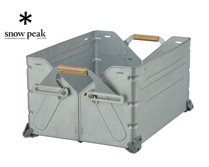 ★snow peak スノーピーク ★ Stacking Shelf Container 50 / シェルフコンテナ 50 頑丈なBOXとして使え、広げて重ねて棚にもなる、変形するコンテナ。キャンプ場でも自宅でも、ブランケットや服や本など、お気に入りをカッコよく見せてくれます。シェルフコンテナは2サイズ展開です。 【サイズ】：625×405×270(h)mm 【重量】：5.5kg 【機能】：最大積載量：20kg/1個 【特徴】：シェルフコンテナ25より、さらに大容量のサイズです。頑丈なBOXとして使え、広げて重ねて棚にもなる、変形するコンテナ。キャンプ場でも自宅でも、ブランケットや服や本など、お気に入りをカッコよく見せてくれます。3段まで積み重ねられます。 【仕様】：● 材質：スチール（ガルバニウム鋼板）、ステンレス、竹集成材 ※その他スノーピーク商品はこちら※ ※モニターの見え方により画像の色と実物の色が若干異なる場合がございます。商品説明のため、違うカラーの商品画像を使用している場合がございます。・当店でご購入された商品は、「個人輸入」としての取り扱いになり、アメリカから、あるいは日本の物流倉庫からお客様のもとへ直送されます。・通常の個人輸入の場合は関税、消費税、通関手数料等が別途請求される場合があります。しかし当店では、お客様が安心して購入できるように、当店がそれらの諸経費を支払いますので、別途請求されることはありません。・個人輸入される商品は、すべてご注文者自身の「個人使用・個人消費」が前提となります。ご注文された商品を第三者へ無償で贈答することはできますが、商用目的に転売することは法律で禁止されております。